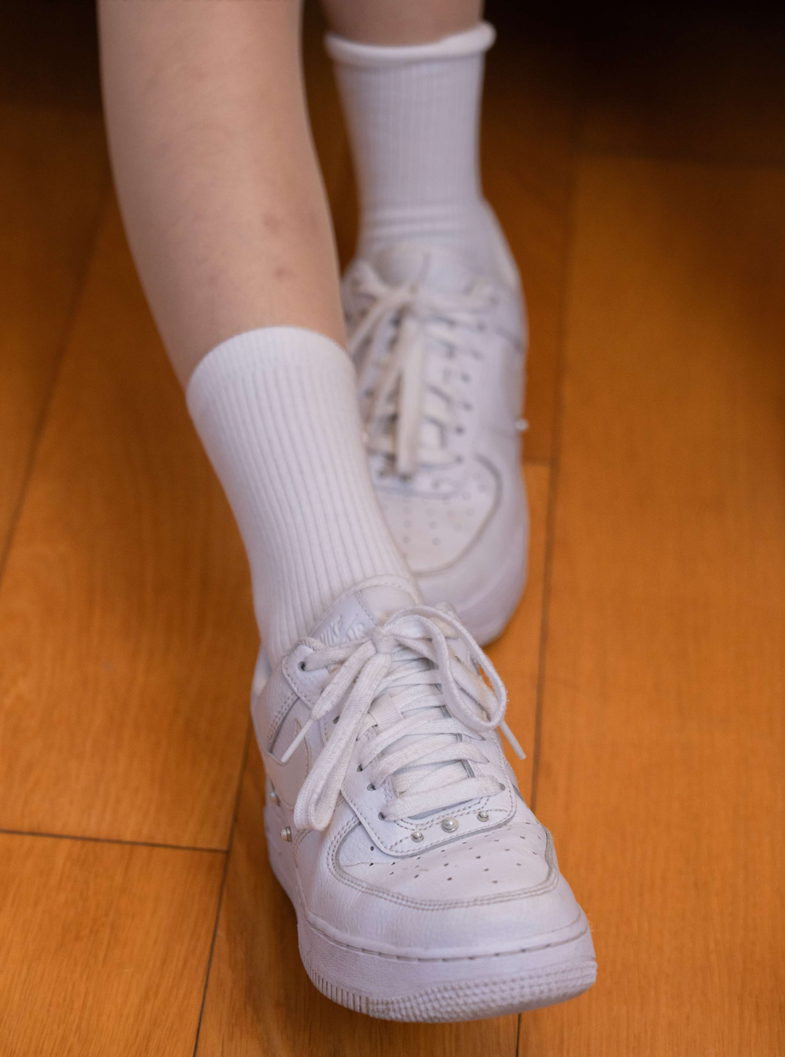 《思思小雨-运动鞋、白棉袜、肉丝》作品图