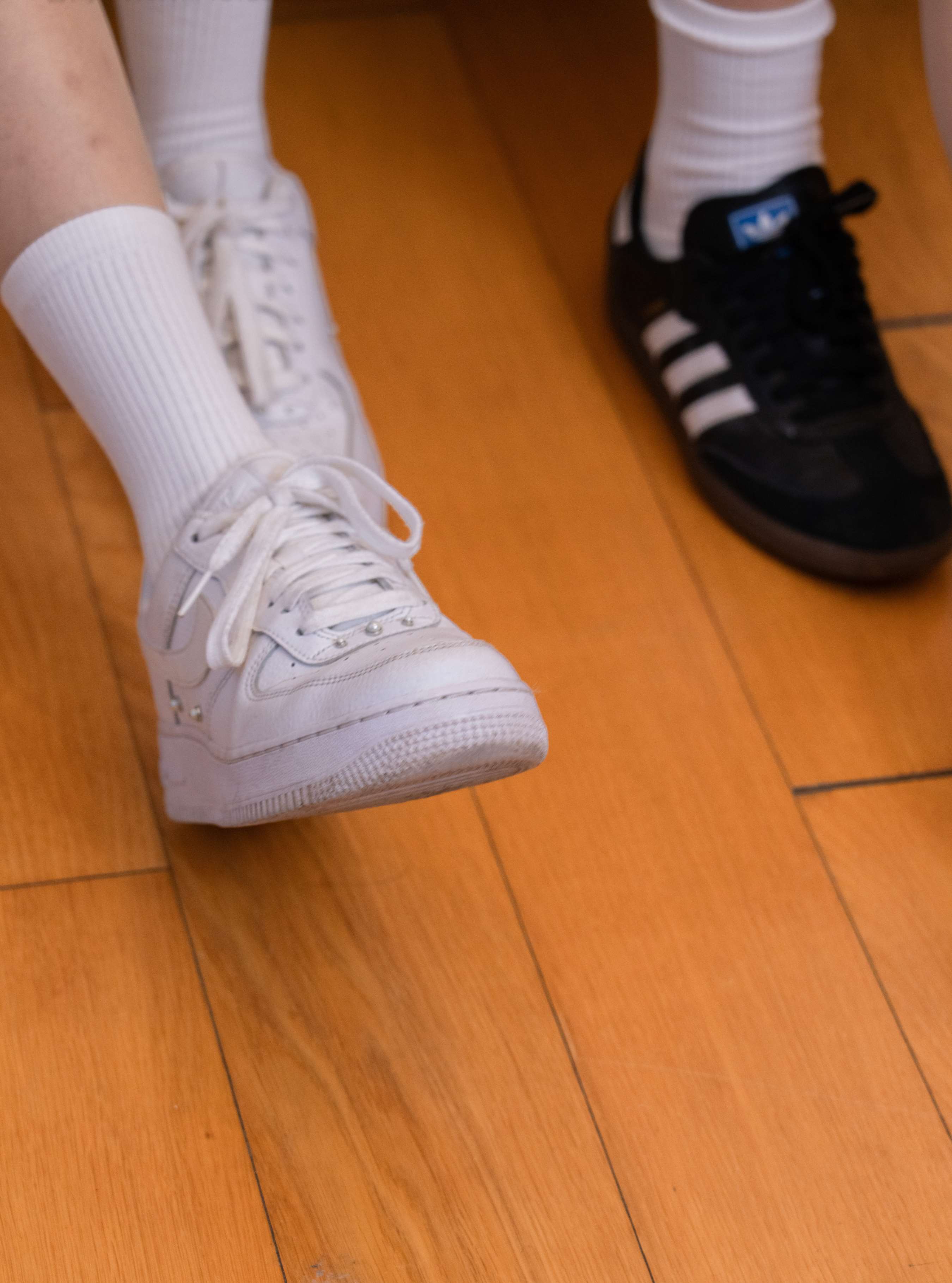 《思思小雨-运动鞋、白棉袜、肉丝》作品图