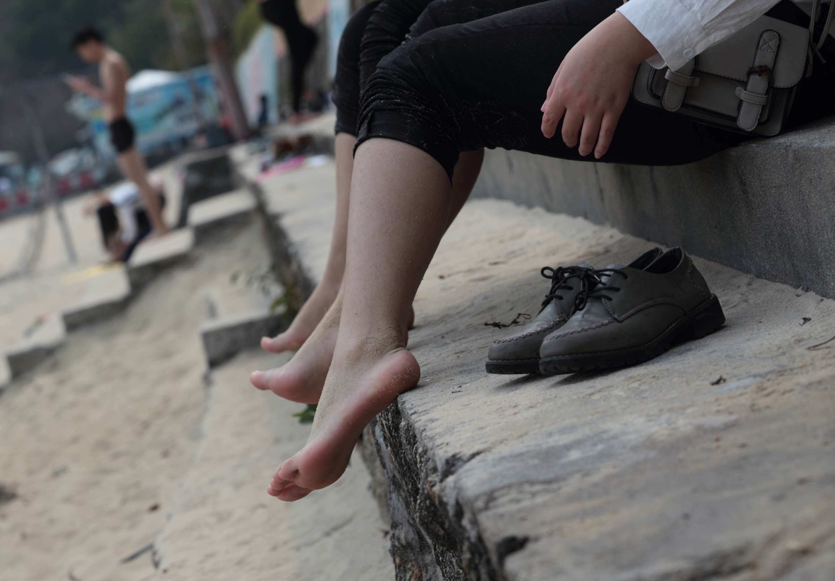 《两位青春小女生脱掉了鞋袜露出极白里透红的水润玉足》作品图