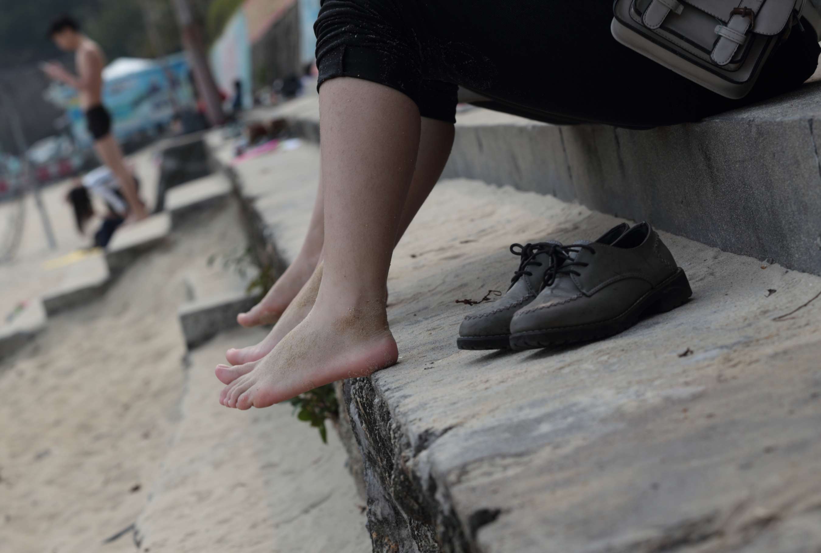 《两位青春小女生脱掉了鞋袜露出极白里透红的水润玉足》作品图