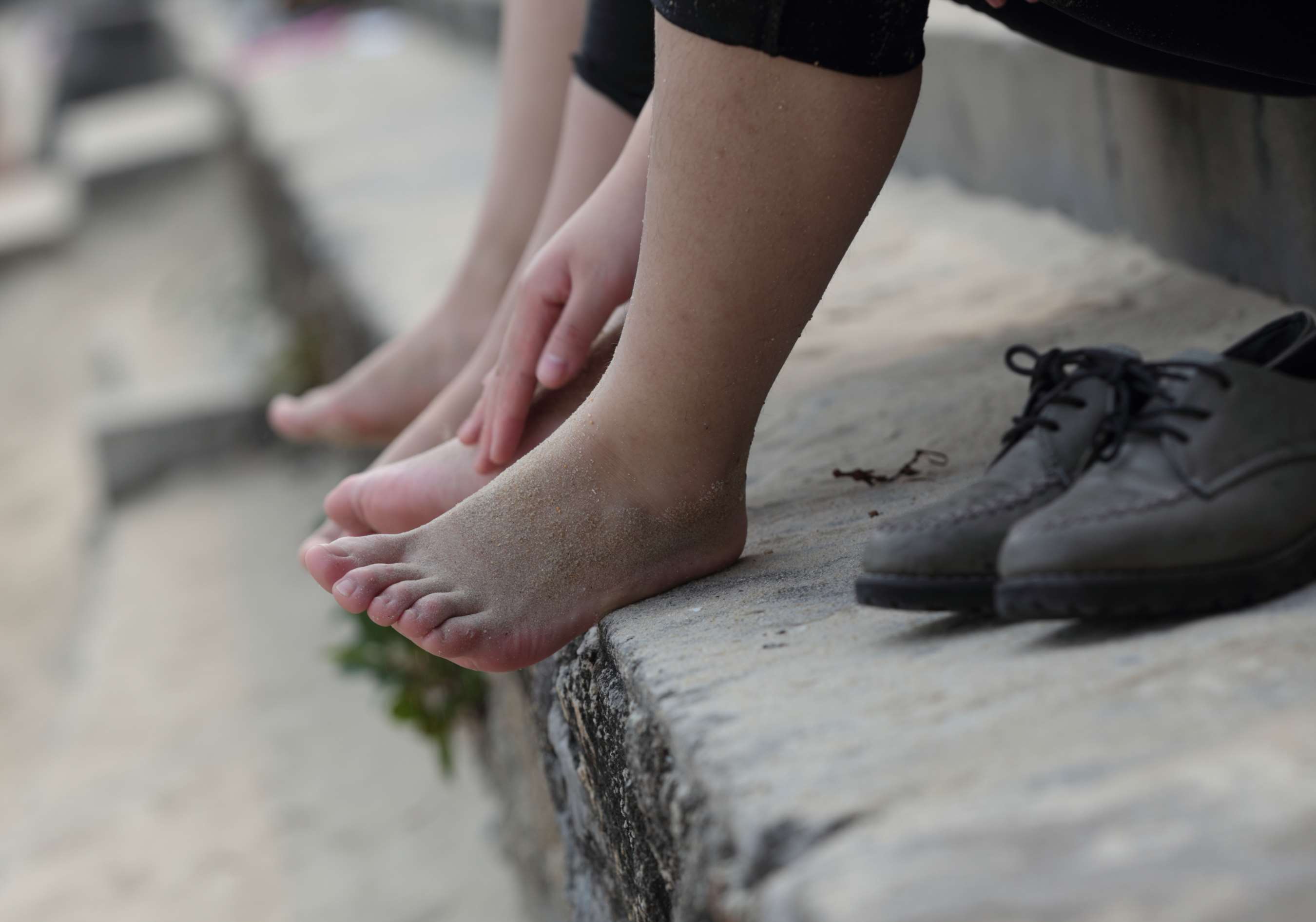 《两位青春小女生脱掉了鞋袜露出极白里透红的水润玉足》作品图