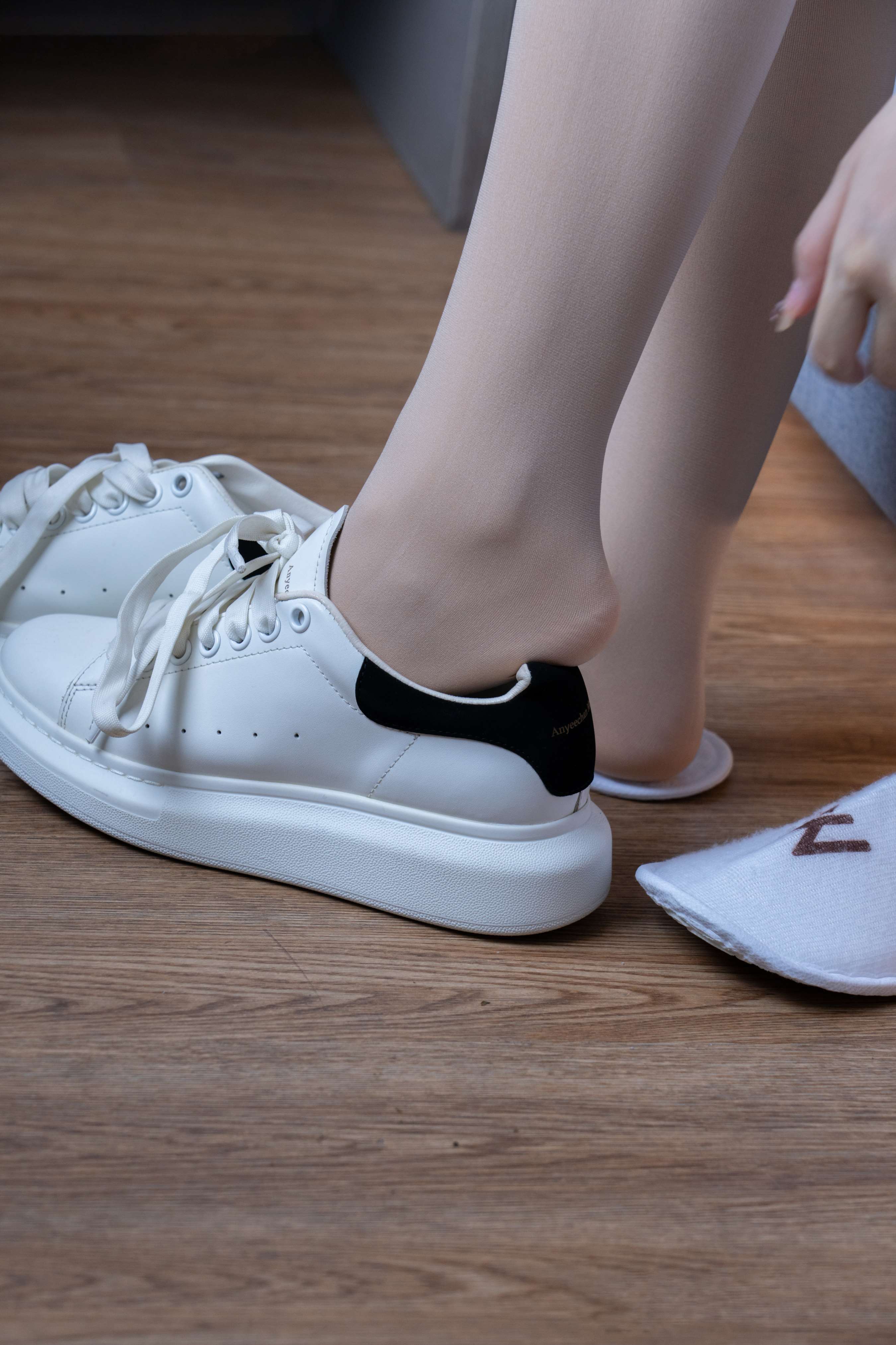 《璇璇-OL制服、板鞋、高跟鞋、厚肉丝》作品图