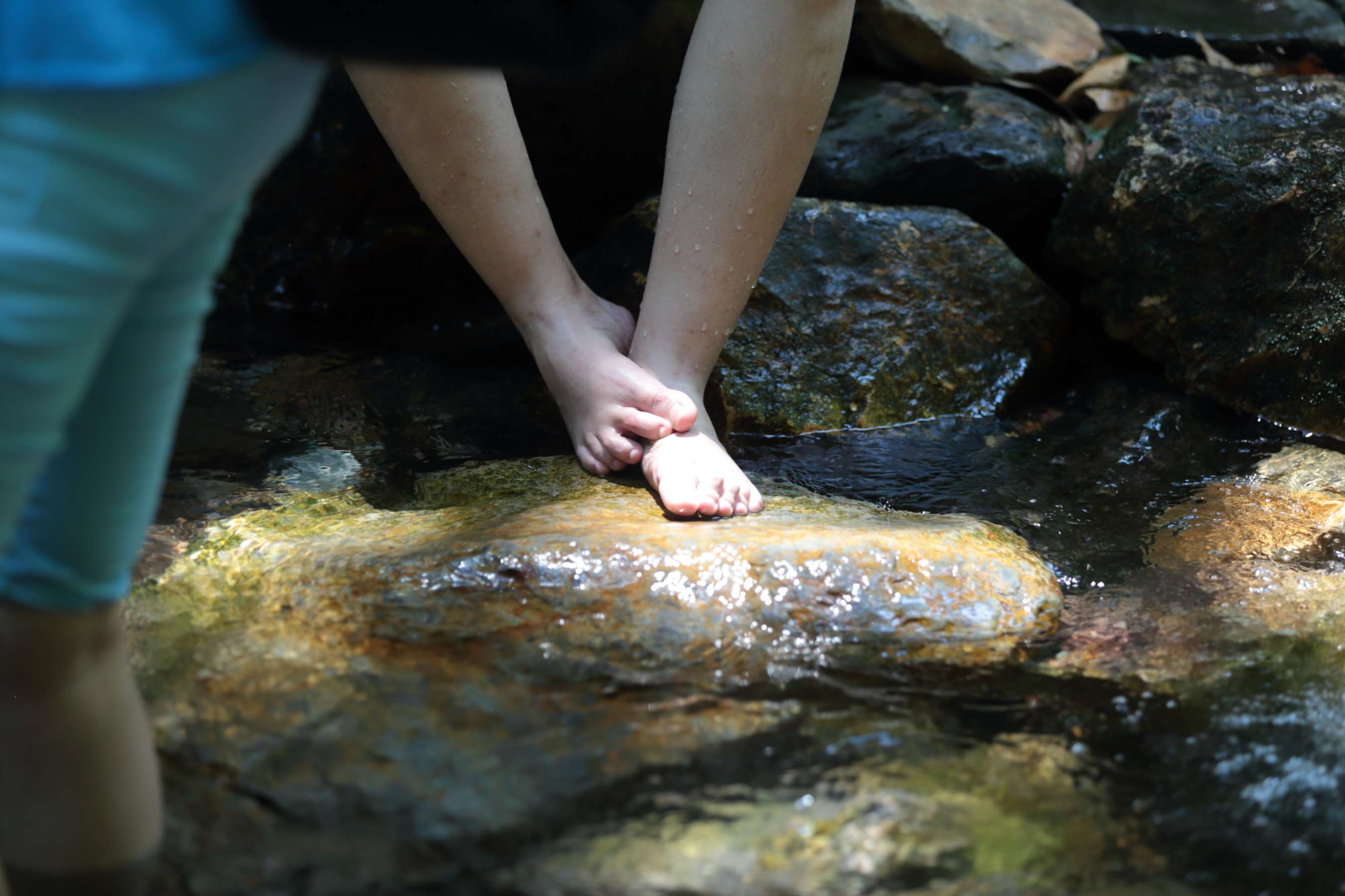 《两位青春小女生的脚丫十分漂亮》作品图