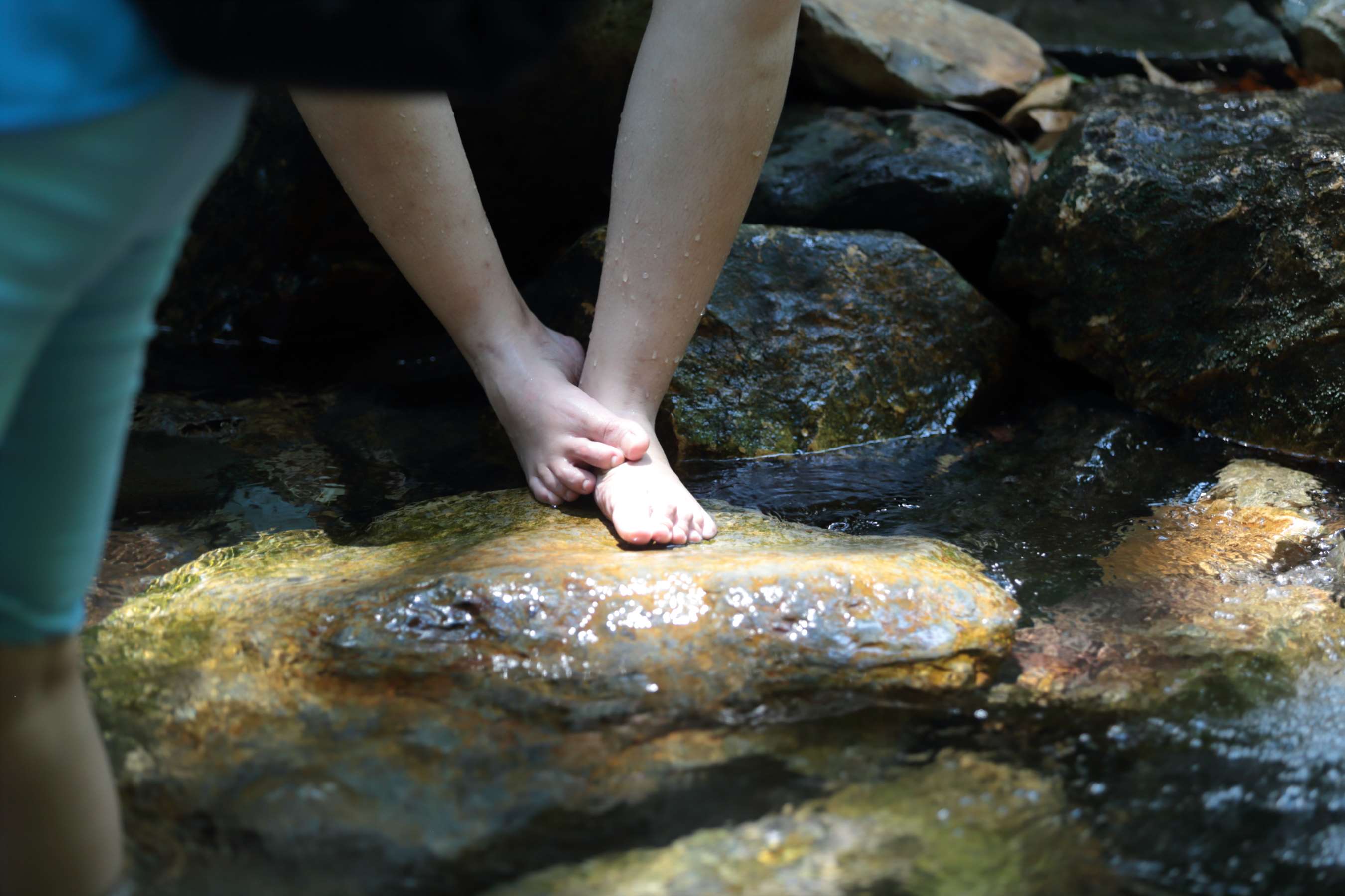 《两位青春小女生的脚丫十分漂亮》作品图