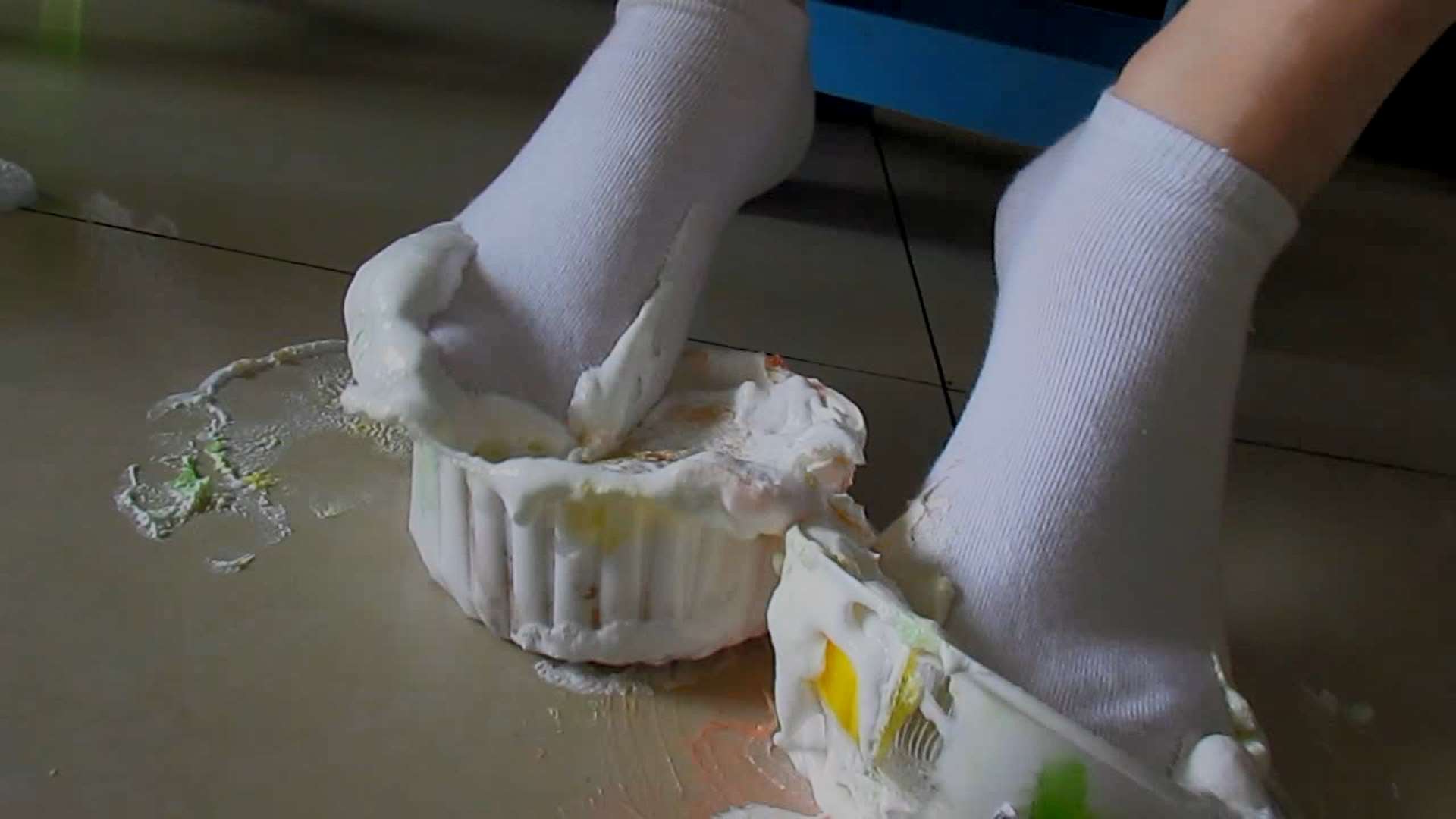 《[视频]三个校服学妹踩蛋糕》作品图