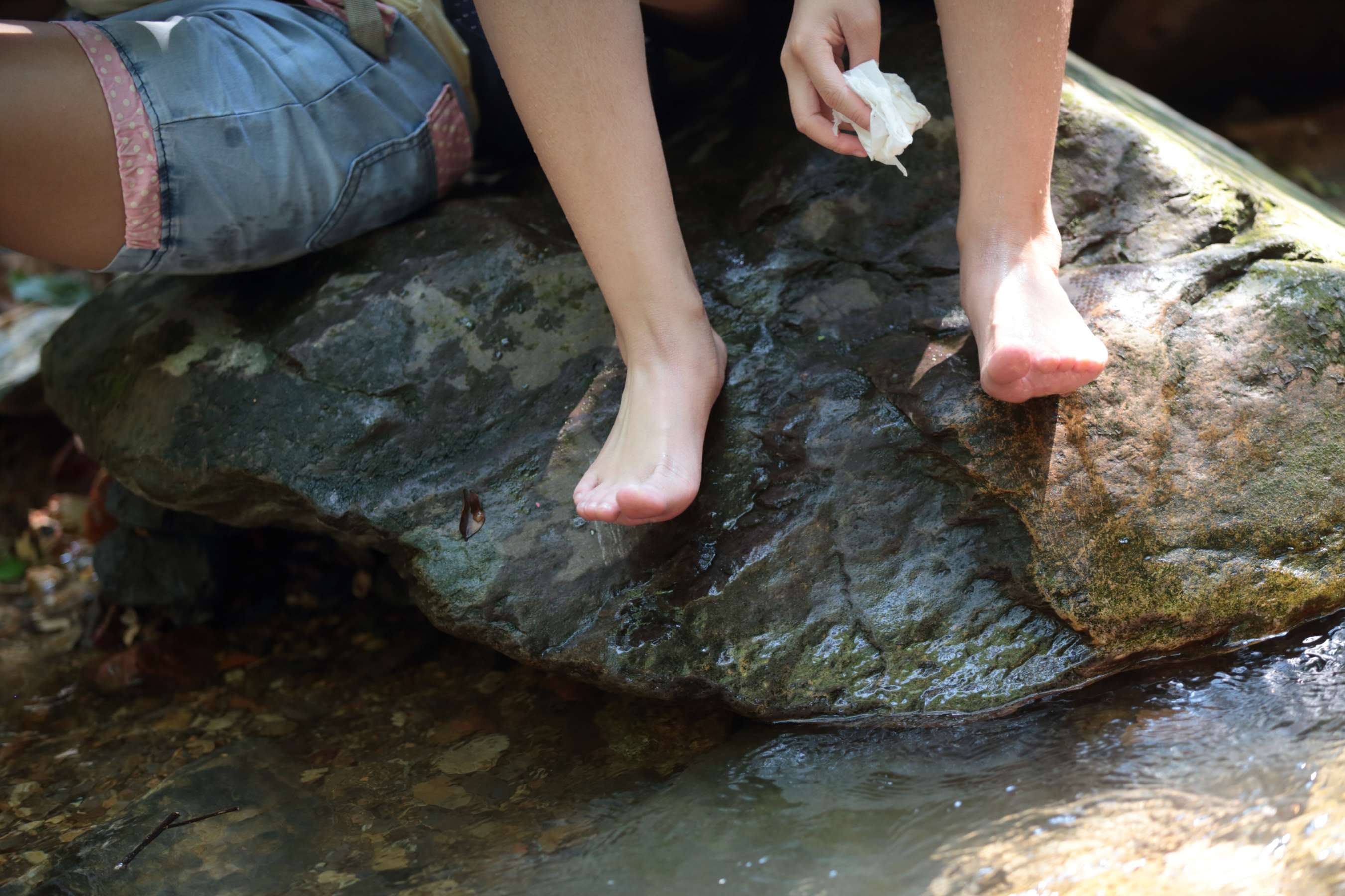 《两位青春可爱少女从鞋袜脱出玉足》作品图