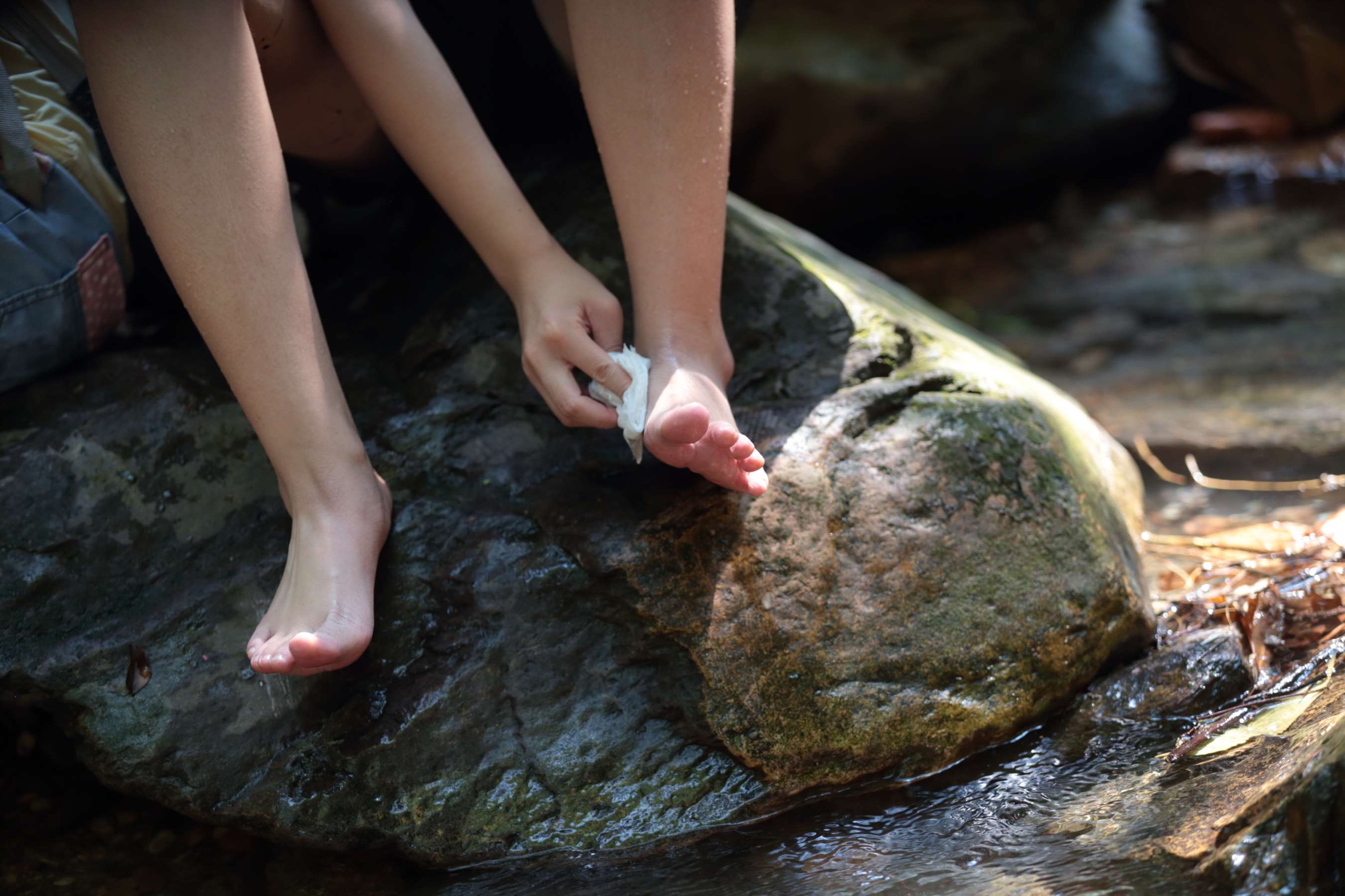 《两位青春可爱少女从鞋袜脱出玉足》作品图