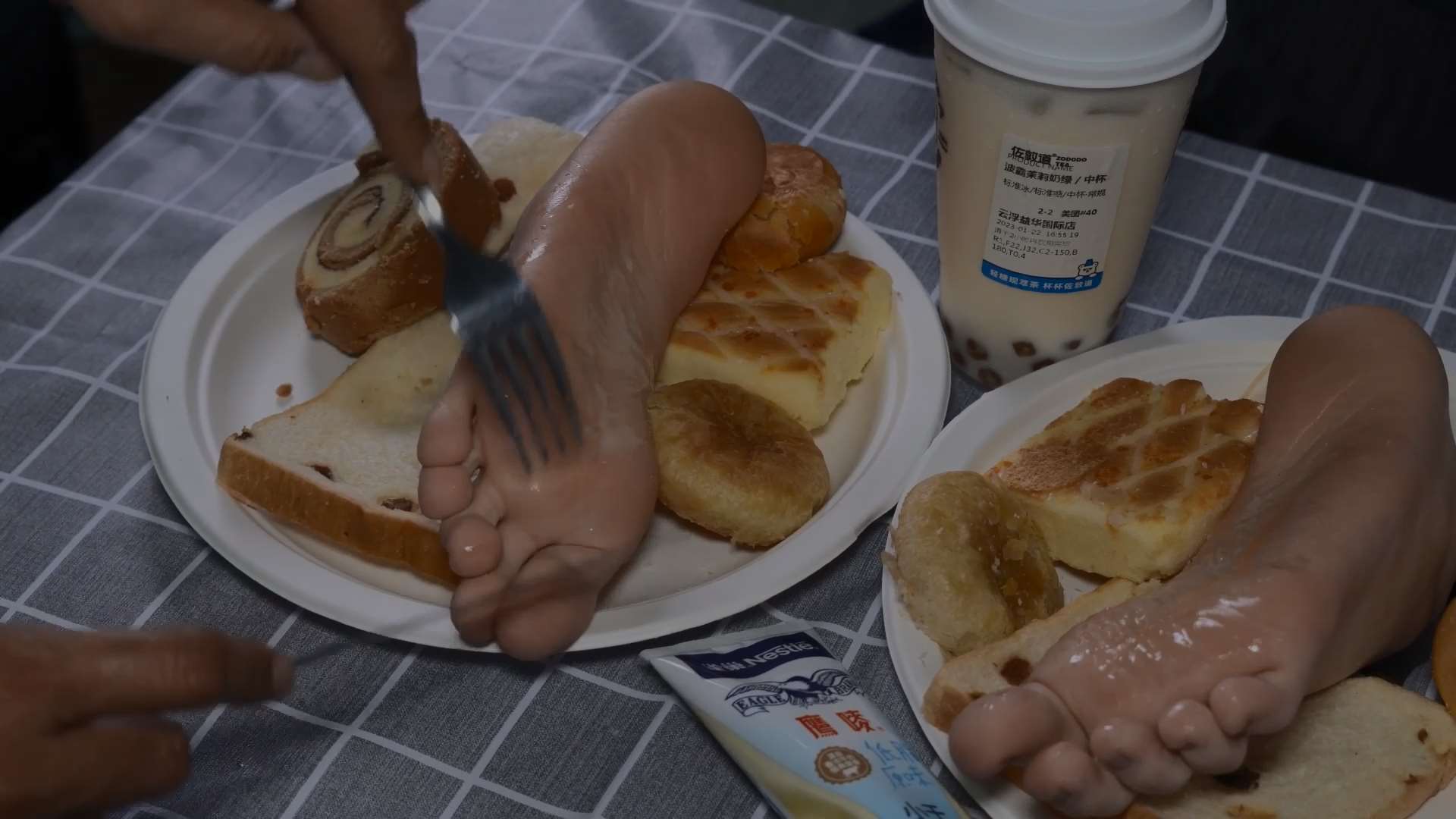 《[视频]玩弄大美女琪琪餐盘中的美脚》作品图