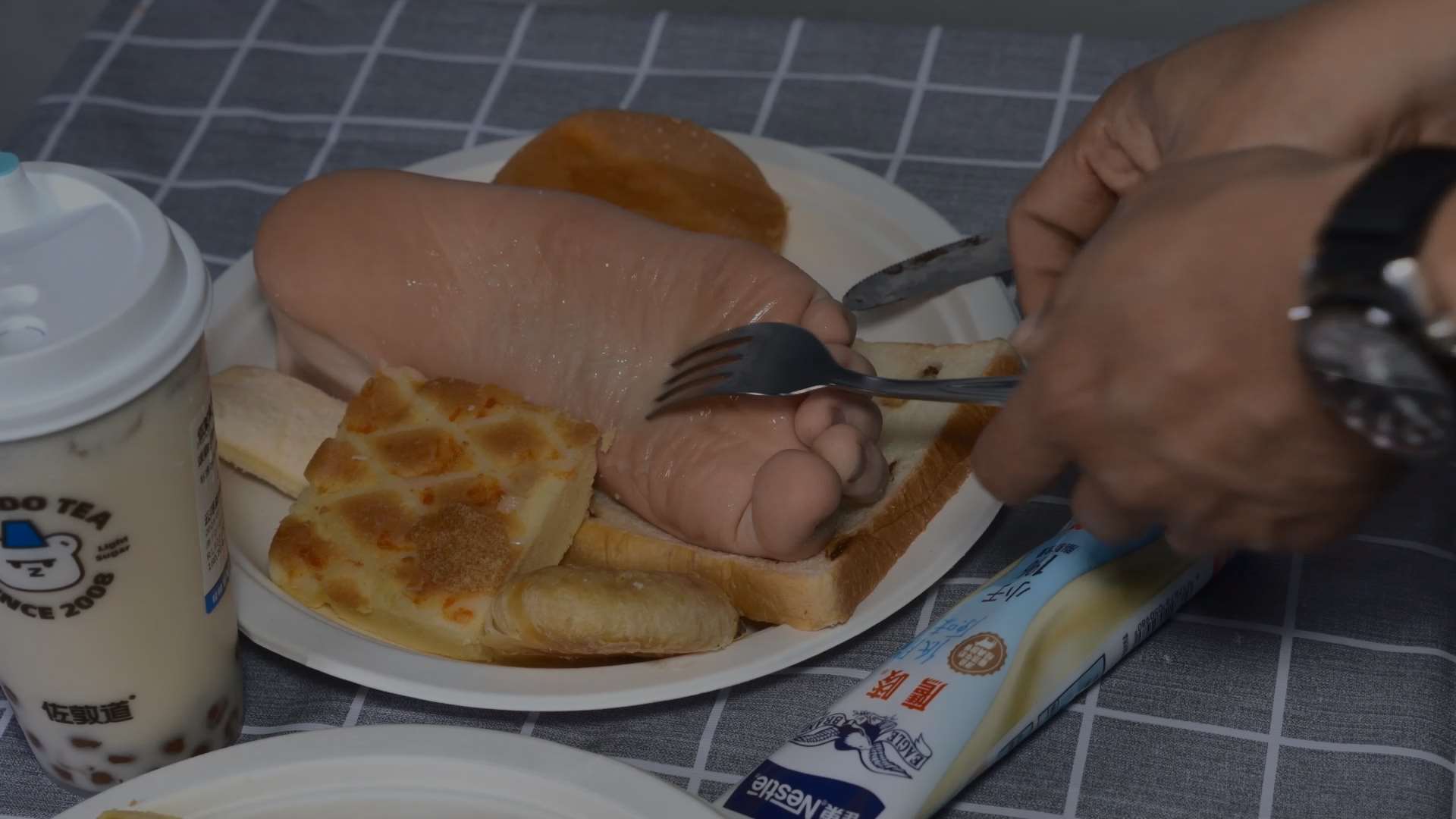 《[视频]玩弄大美女琪琪餐盘中的美脚》作品图