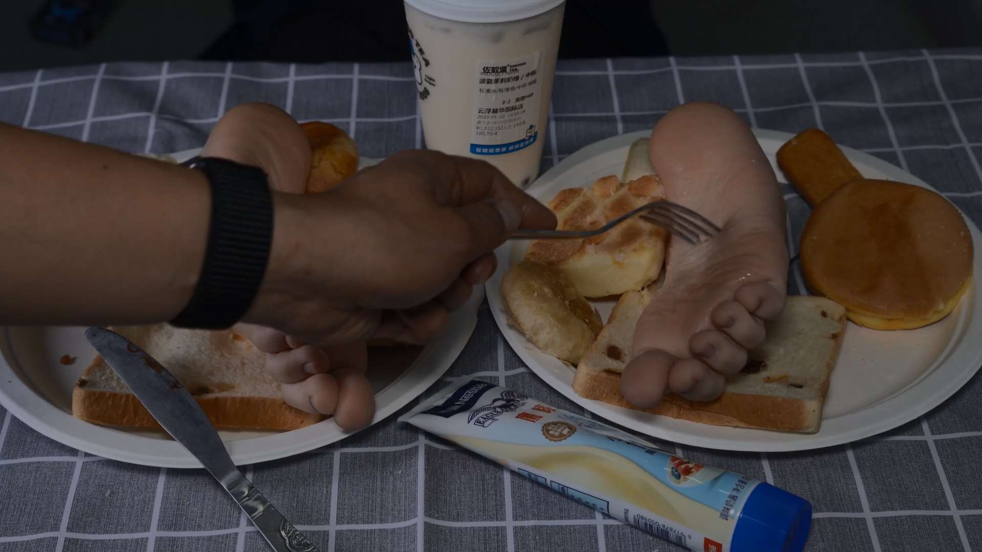 《[视频]玩弄大美女琪琪餐盘中的美脚》作品图