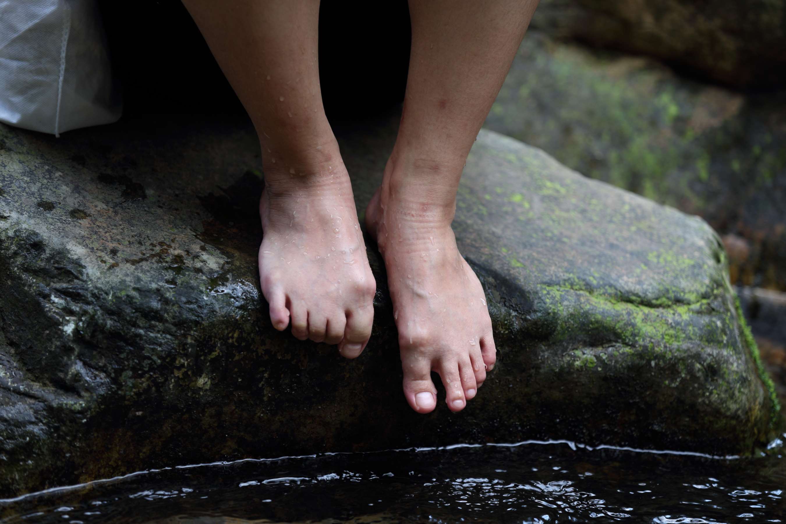 《两清纯美女生脱鞋袜露性感美脚》作品图