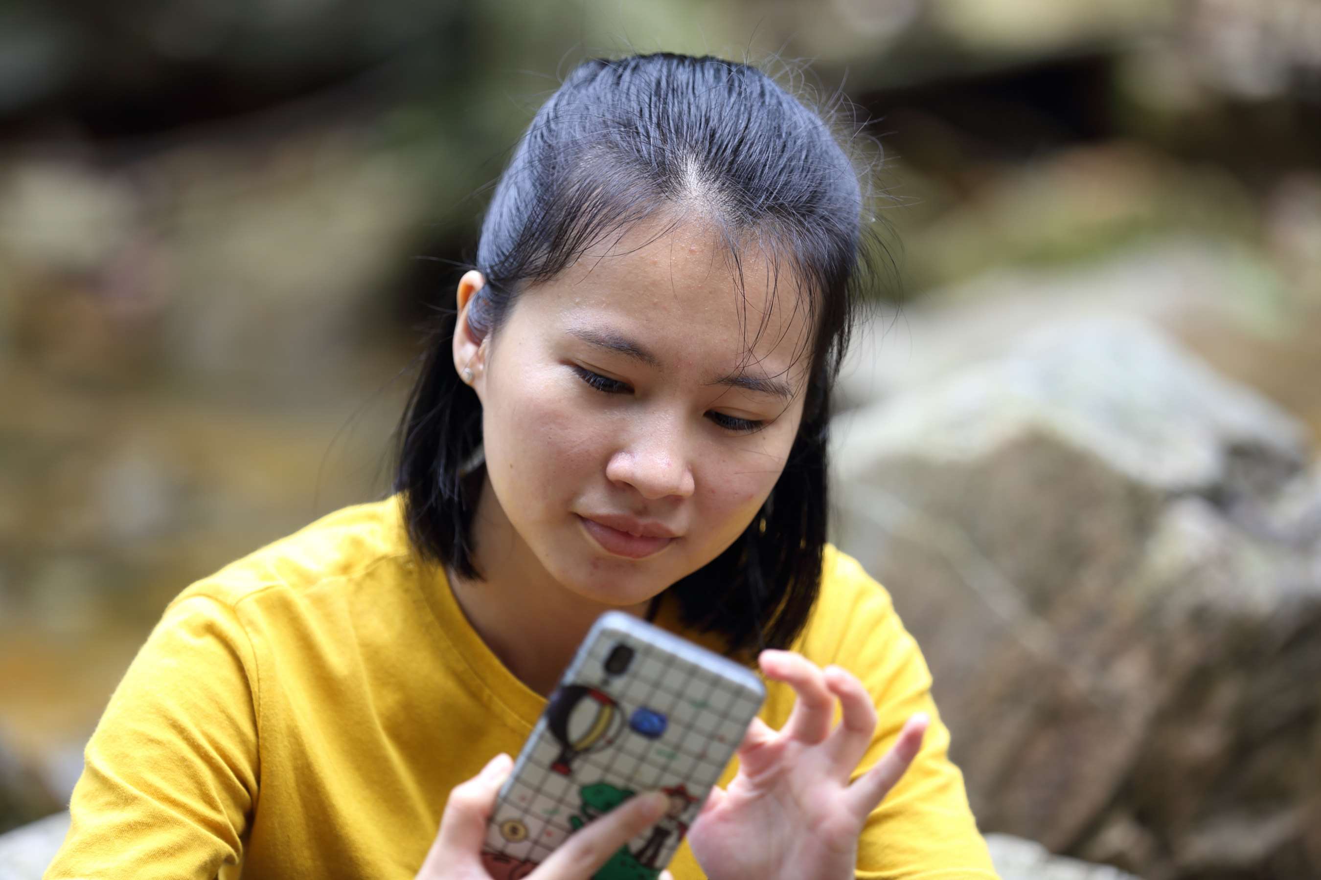 《两清纯美女生脱鞋袜露性感美脚》作品图