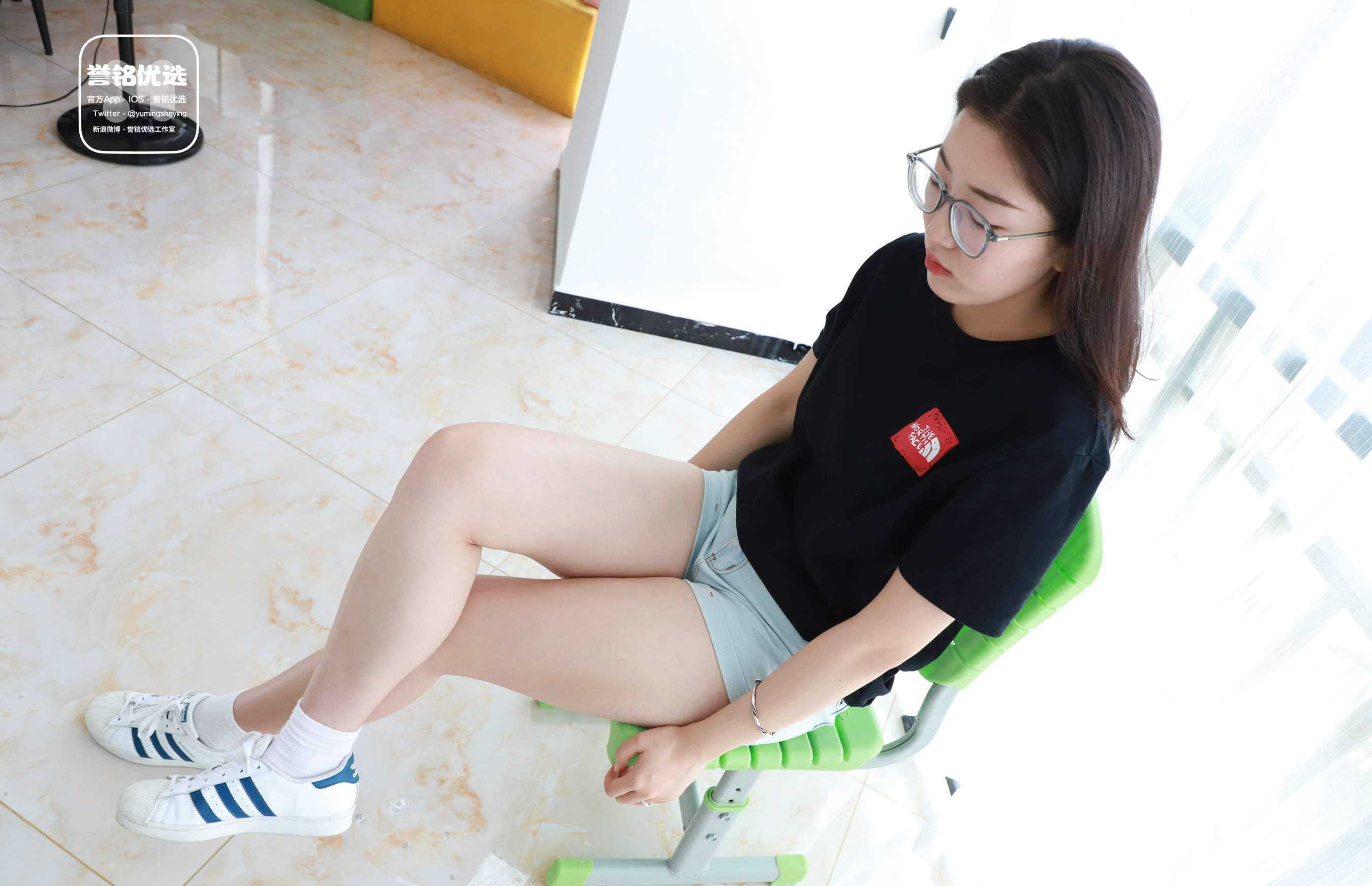 《[寄卖]誉铭优选 眼镜少女板鞋の白棉袜脚》作品图