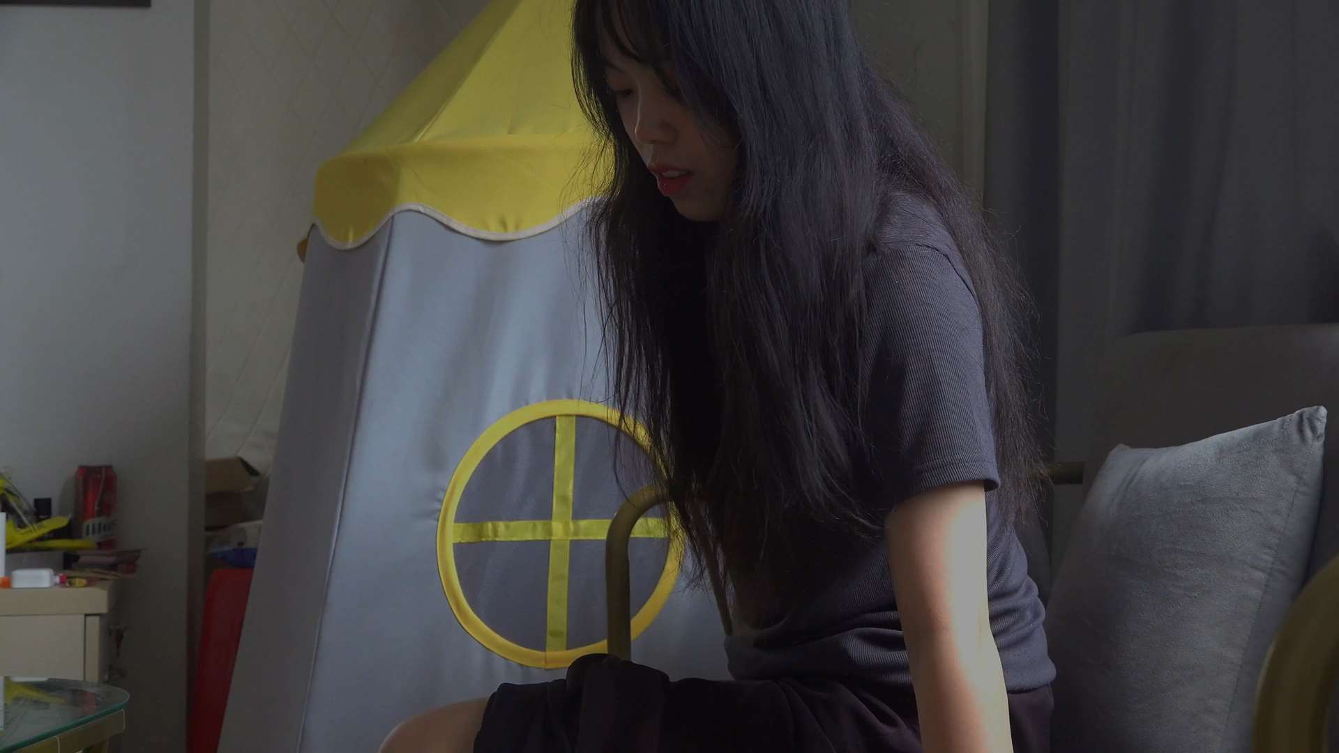 《[视频]小初高跟美脚展示，换鞋挑鞋白嫩美脚诱惑》作品图