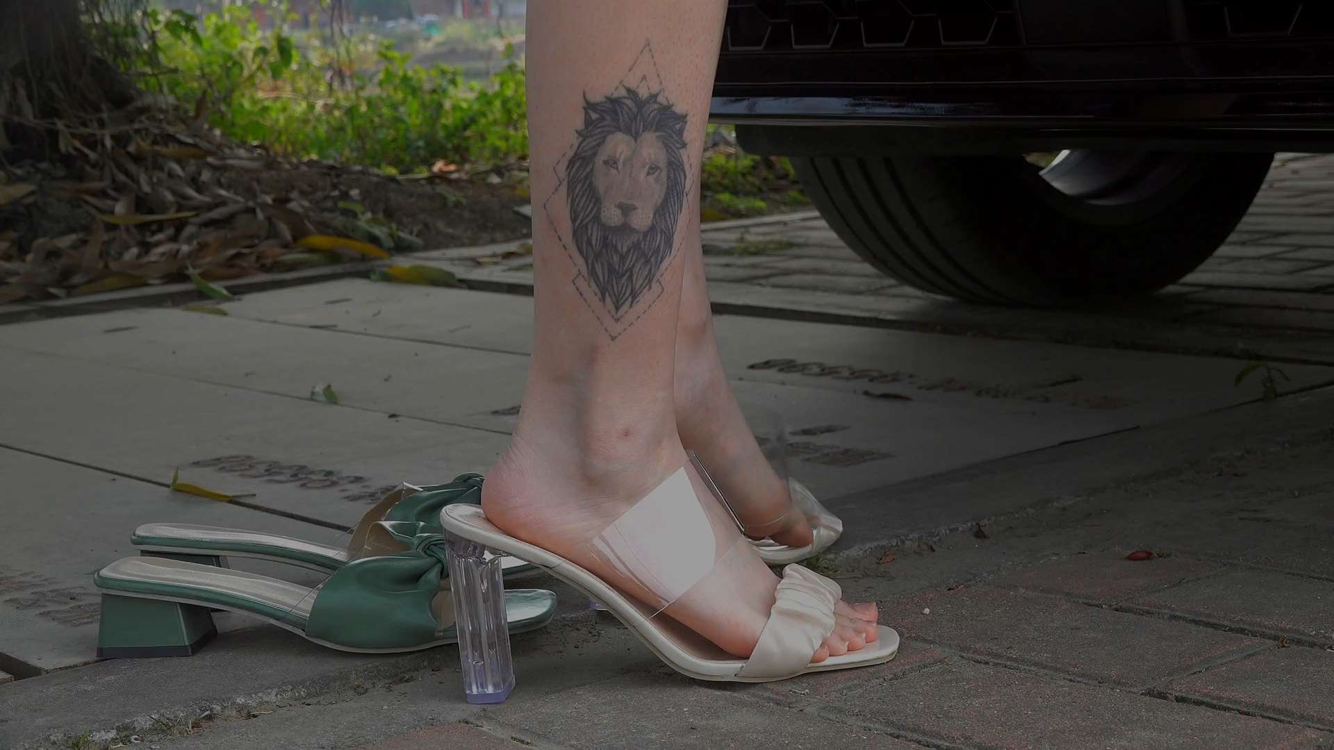 《[视频]小网红主播小戚薇性感美脚人字拖挑鞋玩鞋》作品图