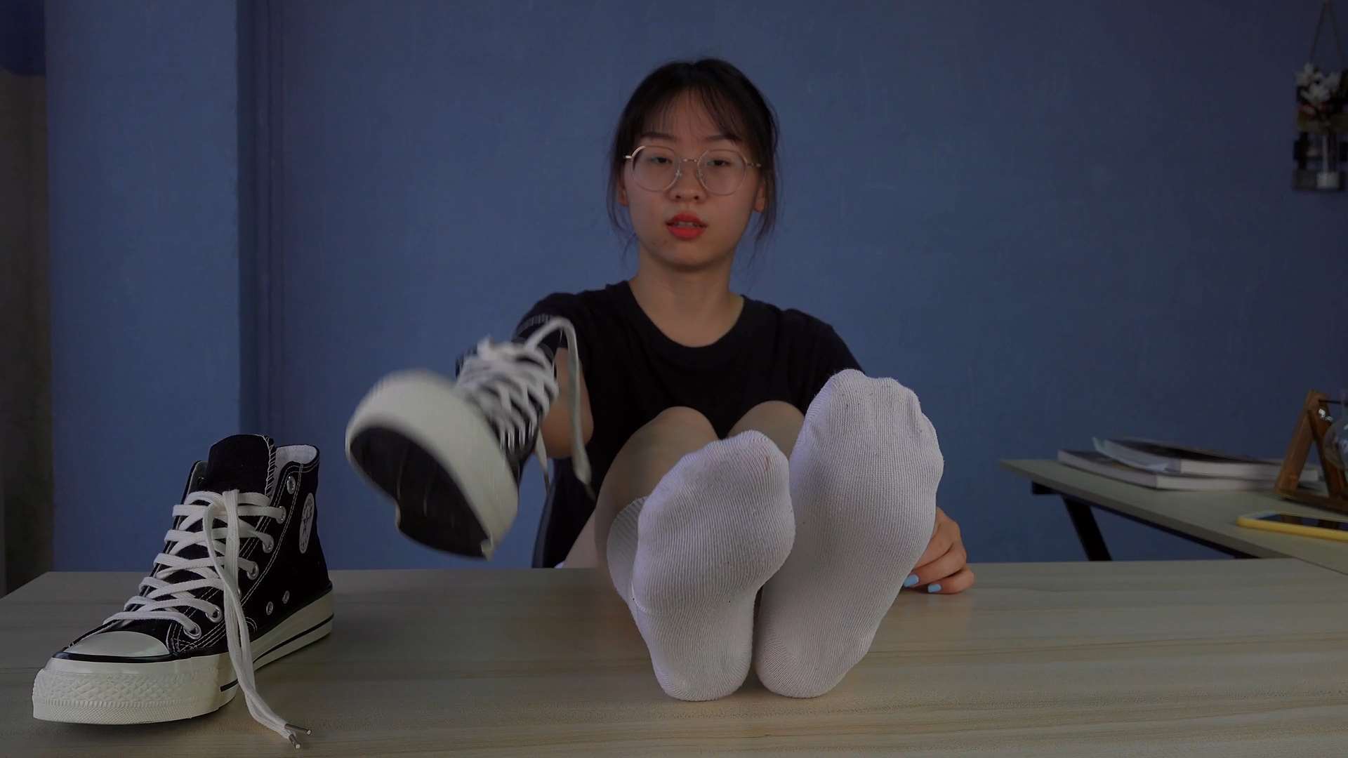 《[视频]姗姗脱掉脚上的鞋袜展示白嫩性感的美脚》作品图