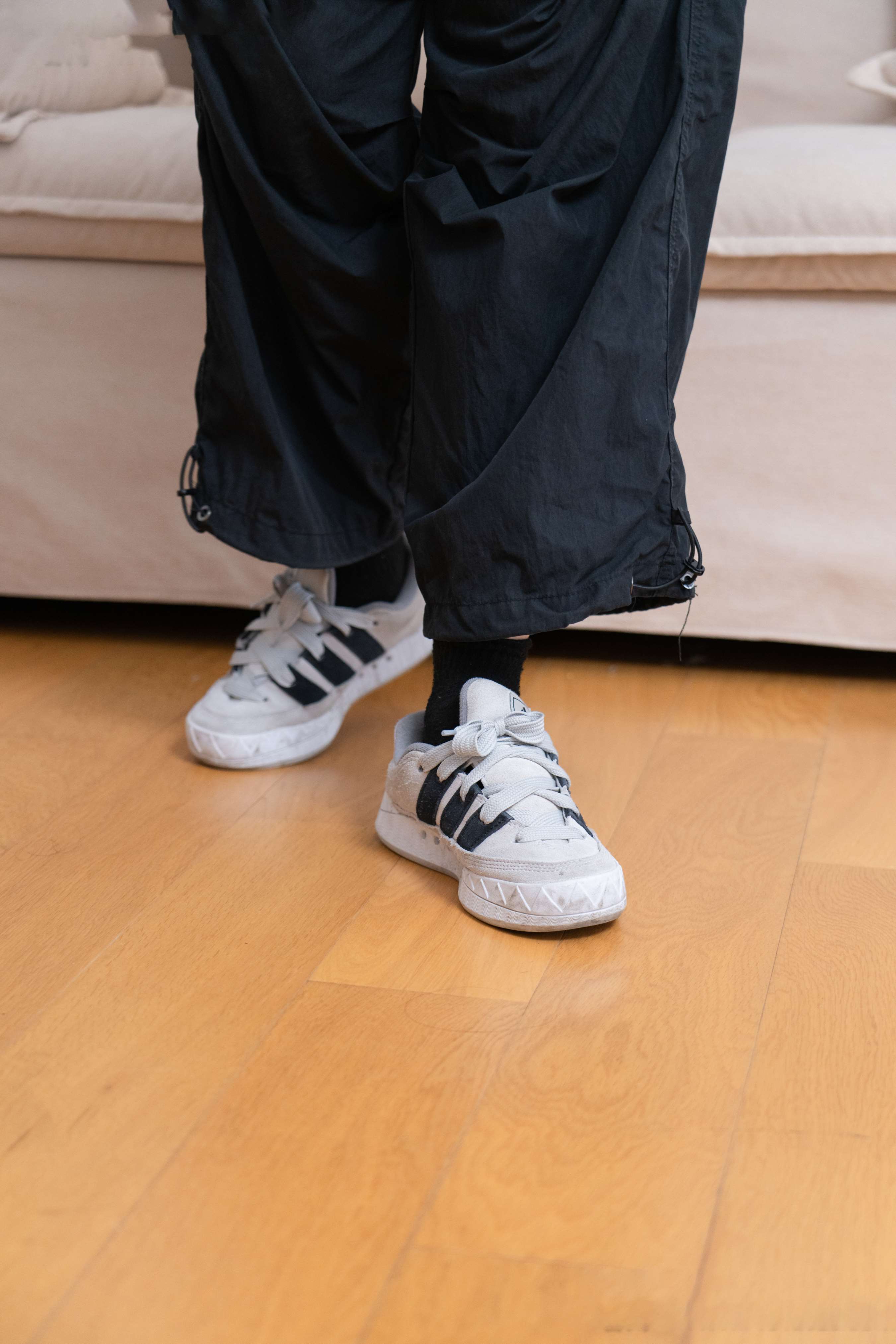 《小云-板鞋、黑棉袜、裸足、剪指甲泡脚剧情》作品图