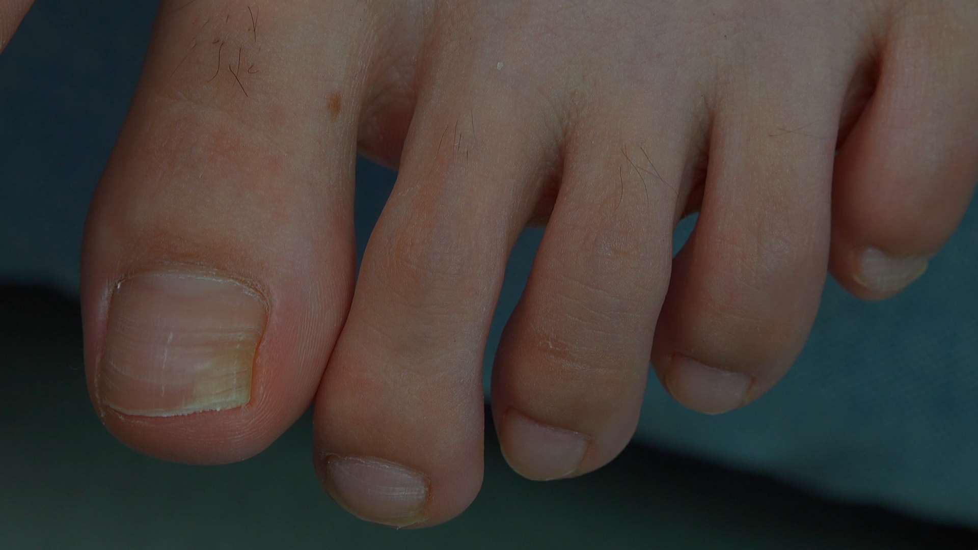 《[视频]小怡秀原味棉袜美脚，脚丫味道真浓》作品图