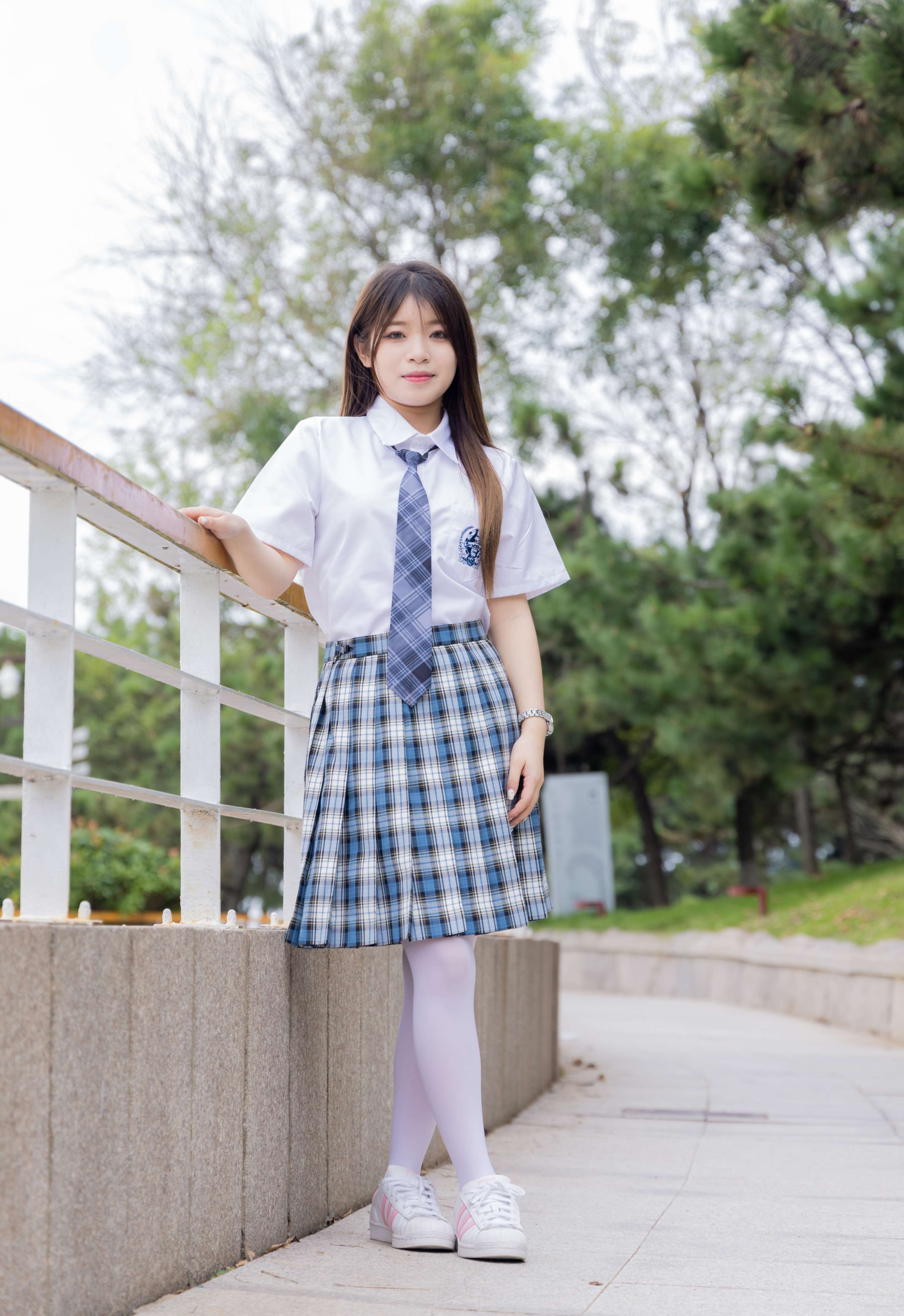 《闪闪-板鞋、厚白丝、户外草地公园沙滩脱鞋丝袜走路剧情》作品图