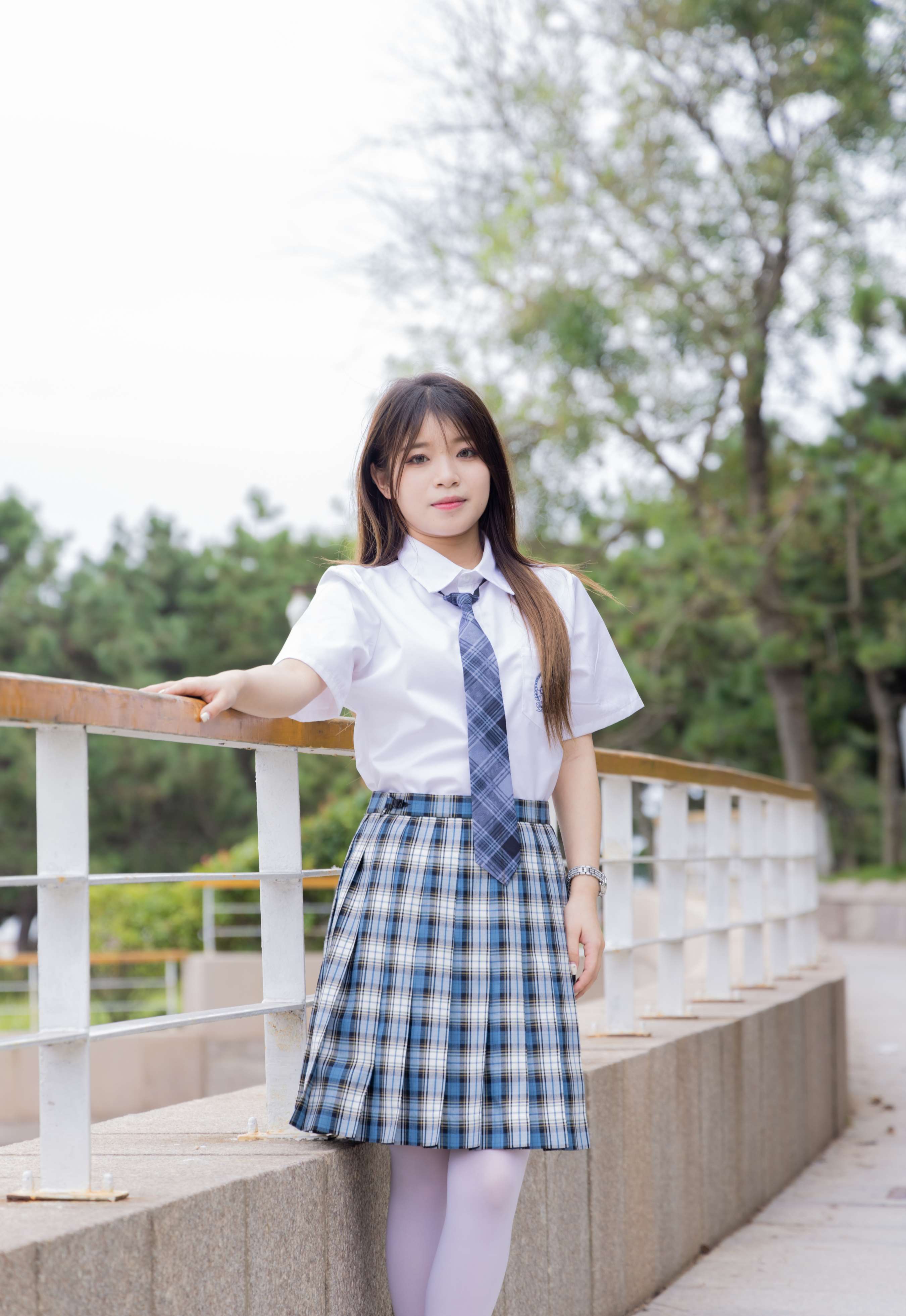 《闪闪-板鞋、厚白丝、户外草地公园沙滩脱鞋丝袜走路剧情》作品图