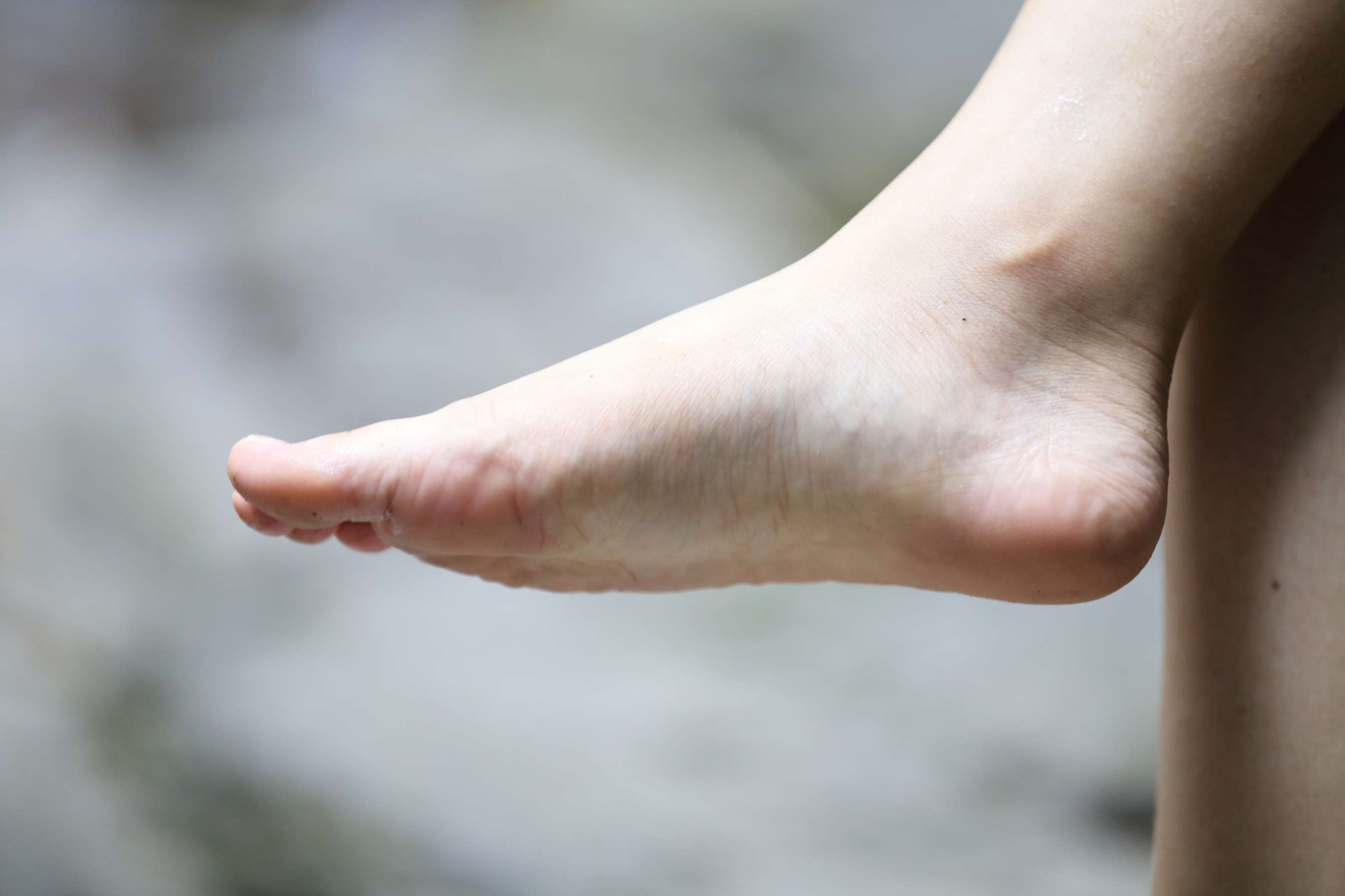 《两位20岁超美清纯-女生-，脚超漂亮，勾魂的玉趾》作品图