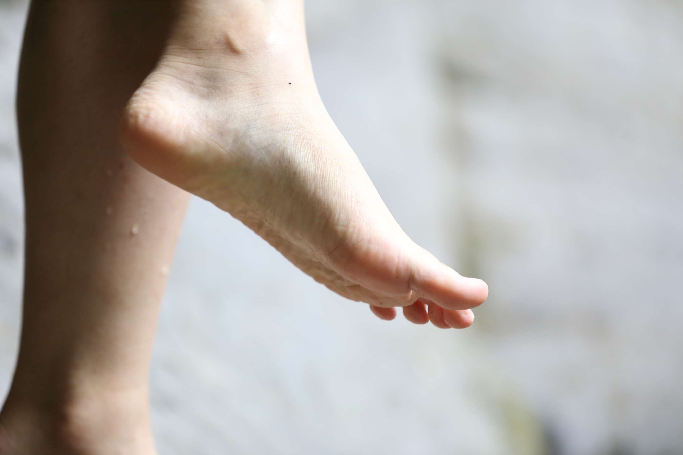 《两位20岁超美清纯-女生-，脚超漂亮，勾魂的玉趾》作品图