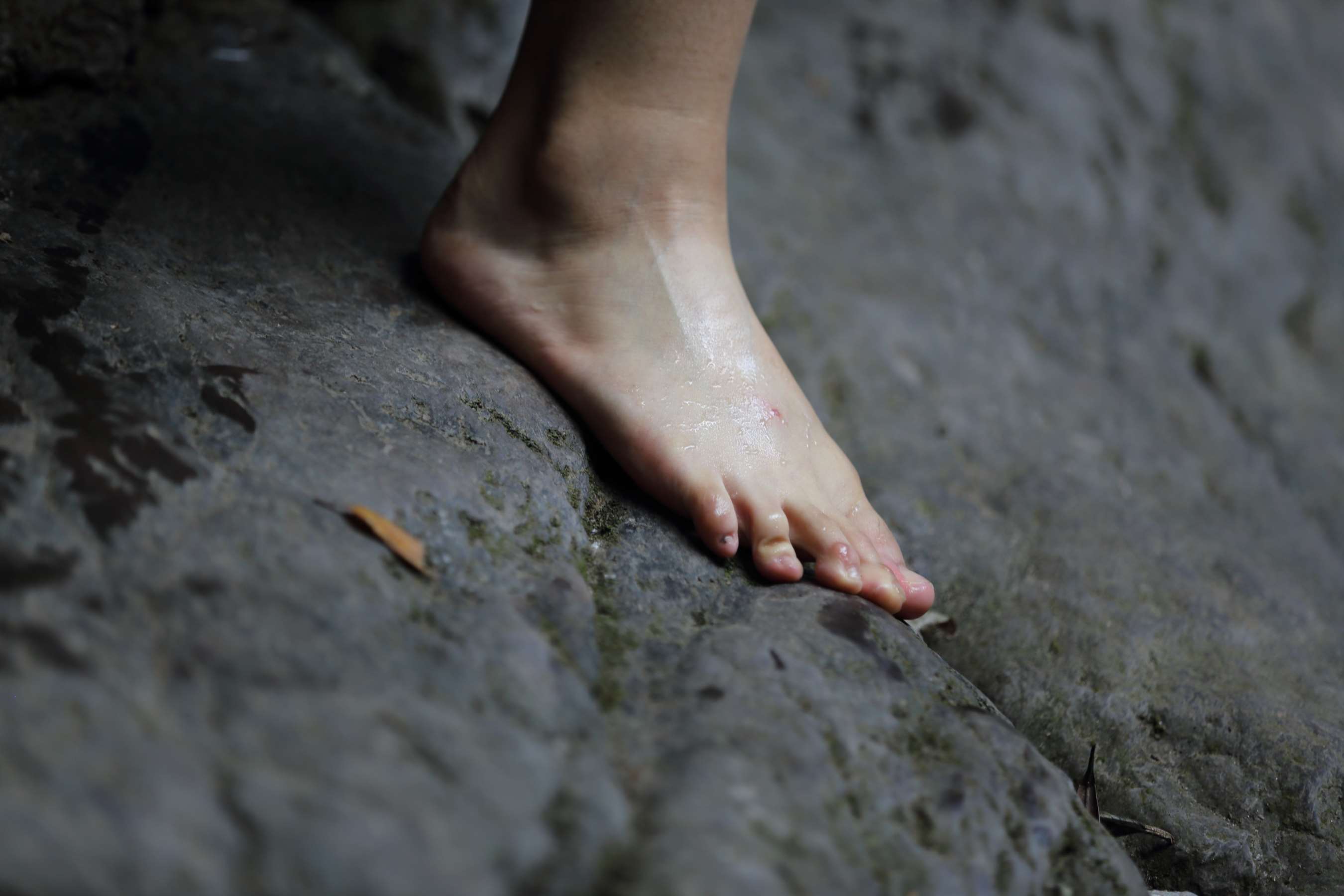 《两位20岁超美清纯-女生-，脚超漂亮，勾魂的玉趾》作品图