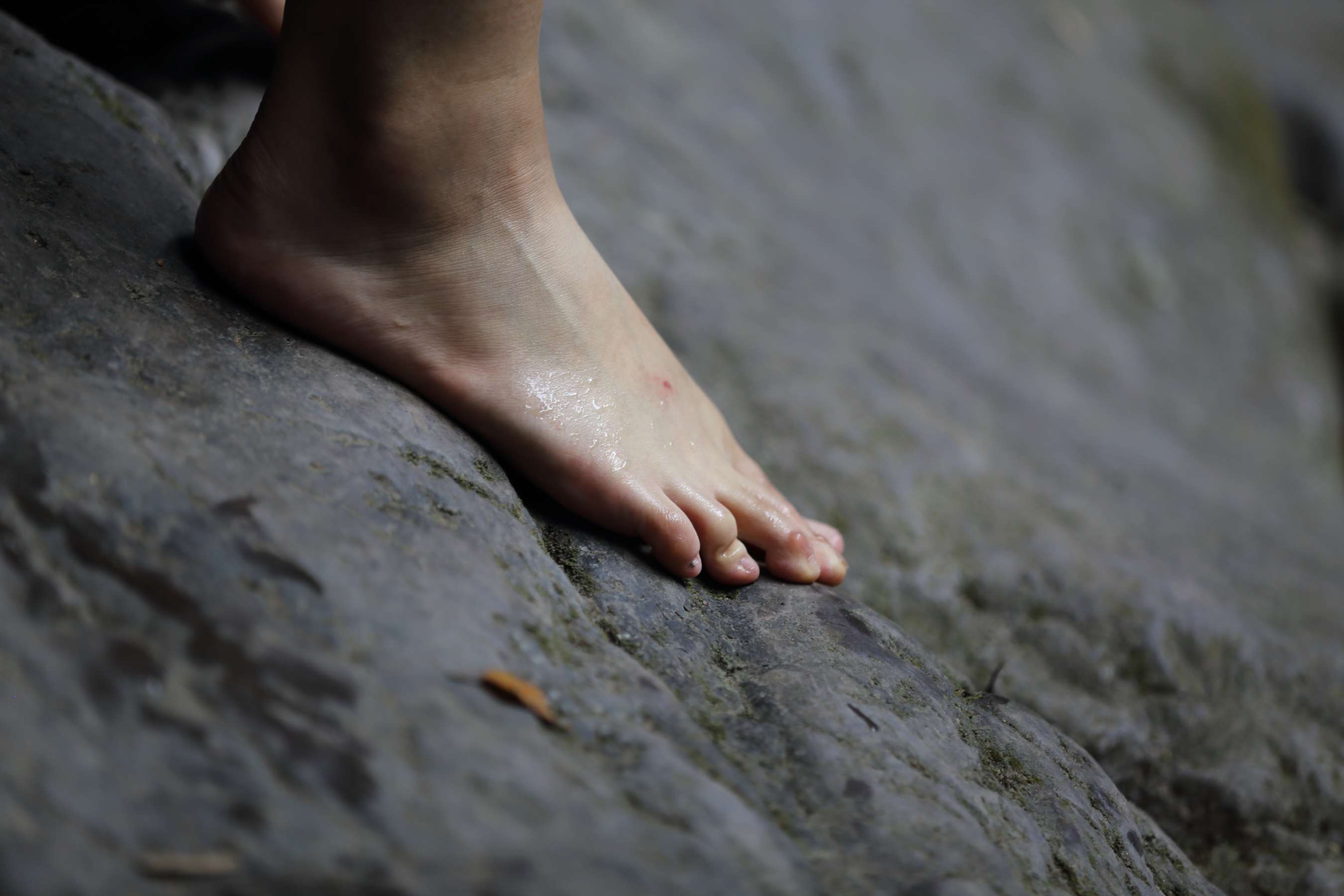 《两位20岁超美清纯-女生-，脚超漂亮，勾魂的玉趾》作品图