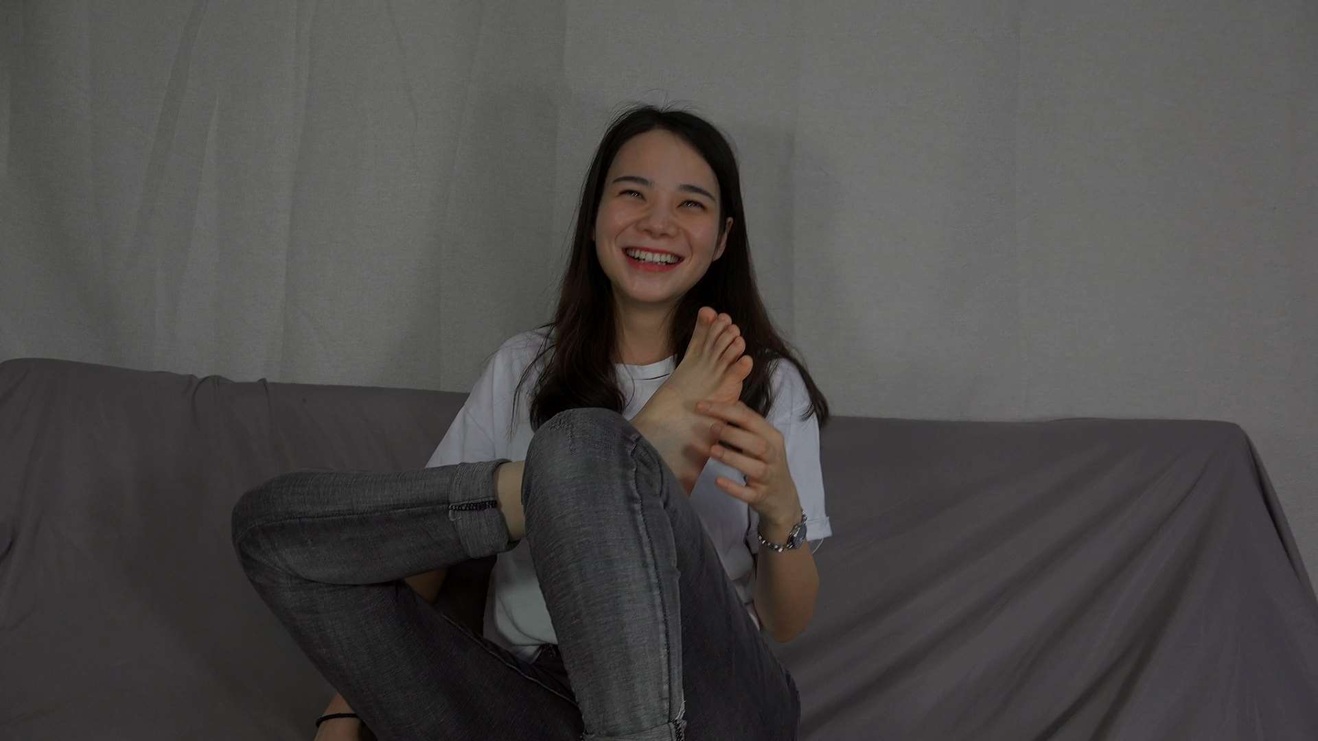 《[视频]沫沫为介绍自己的臭袜子和美脚自己舔》作品图