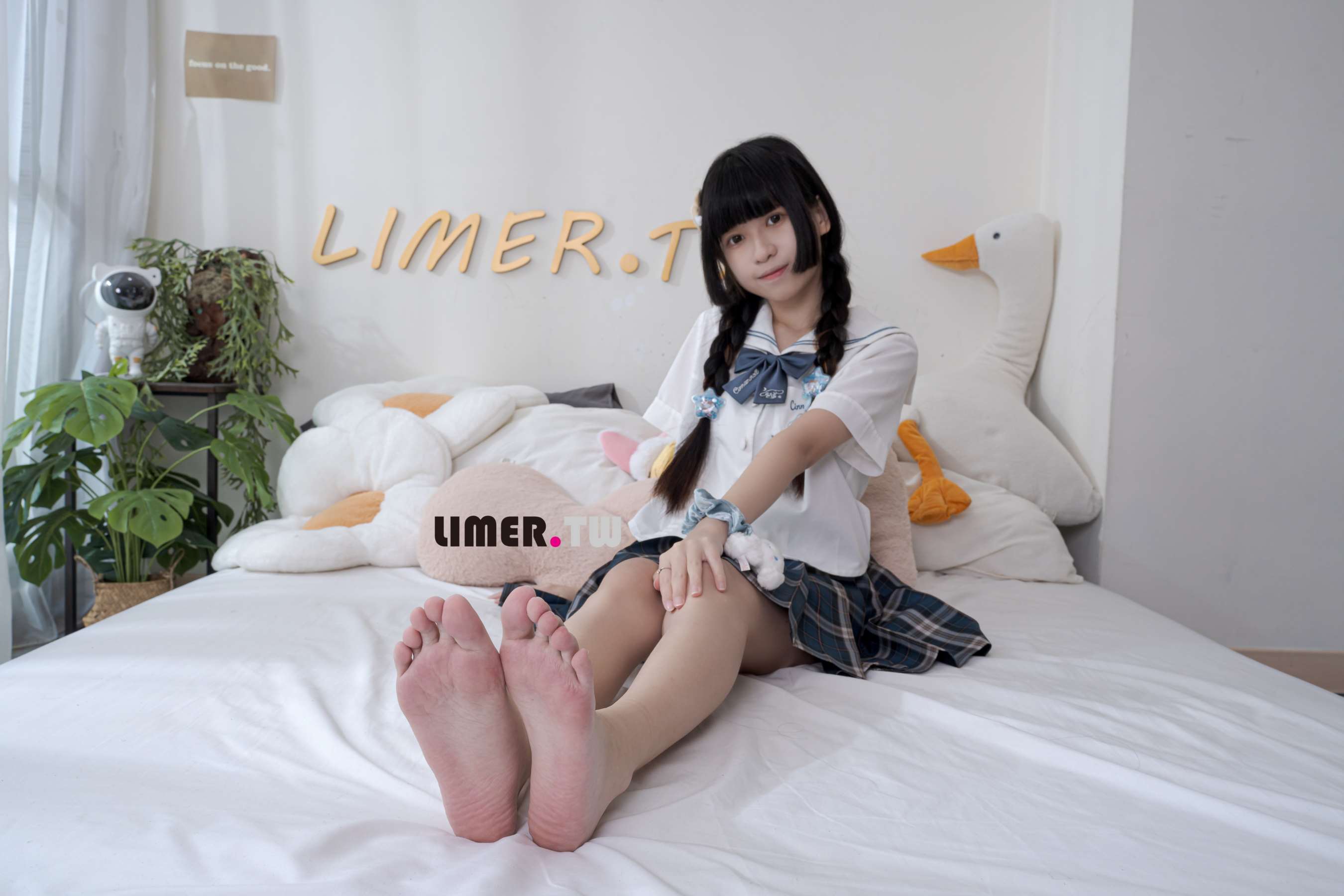 《[寄卖]MoMo JK学生妹 裸足 脚纹超明显》作品图