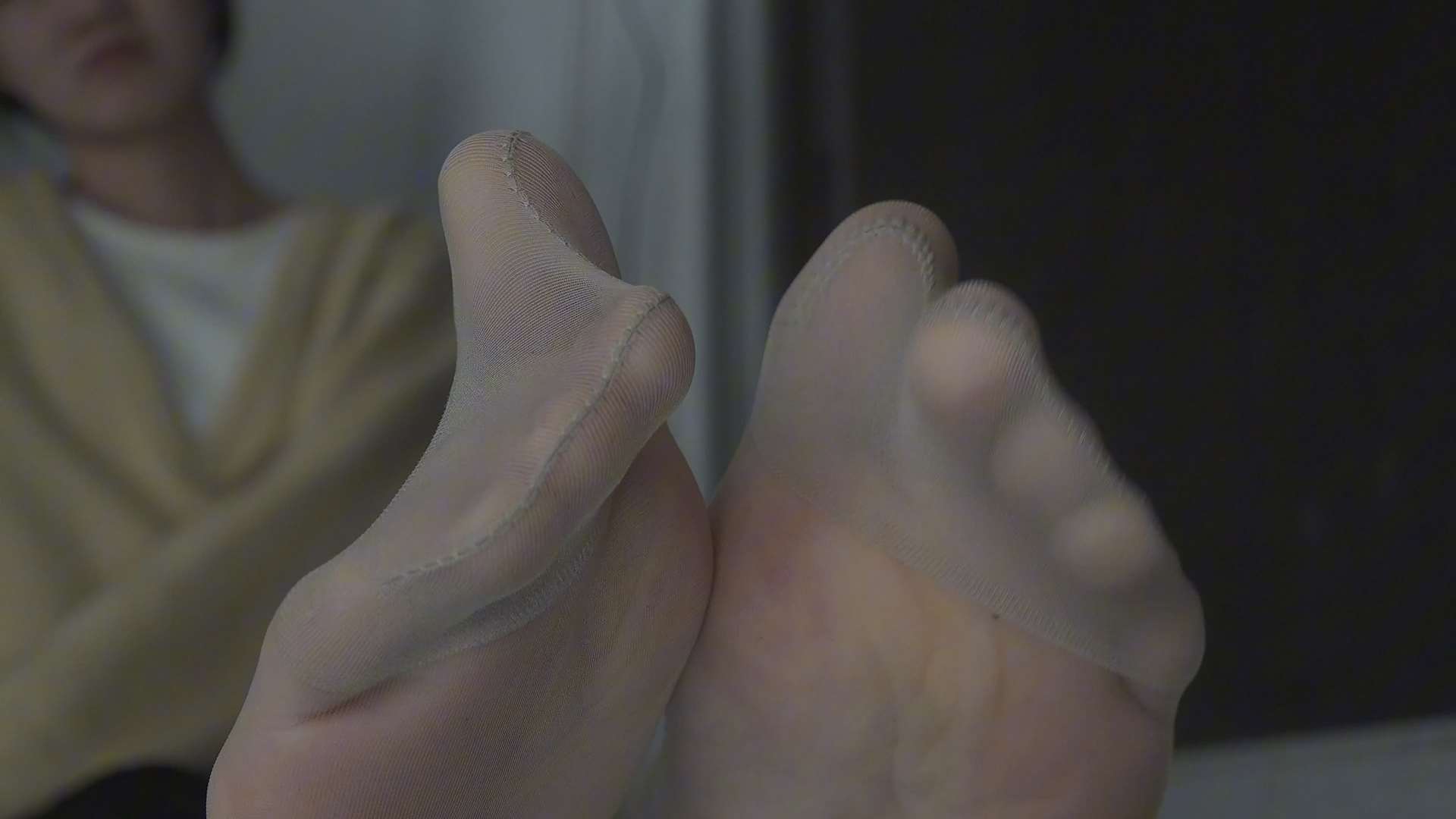 《[视频]露露厨房秀性感丝袜美脚，角度非常迷人》作品图