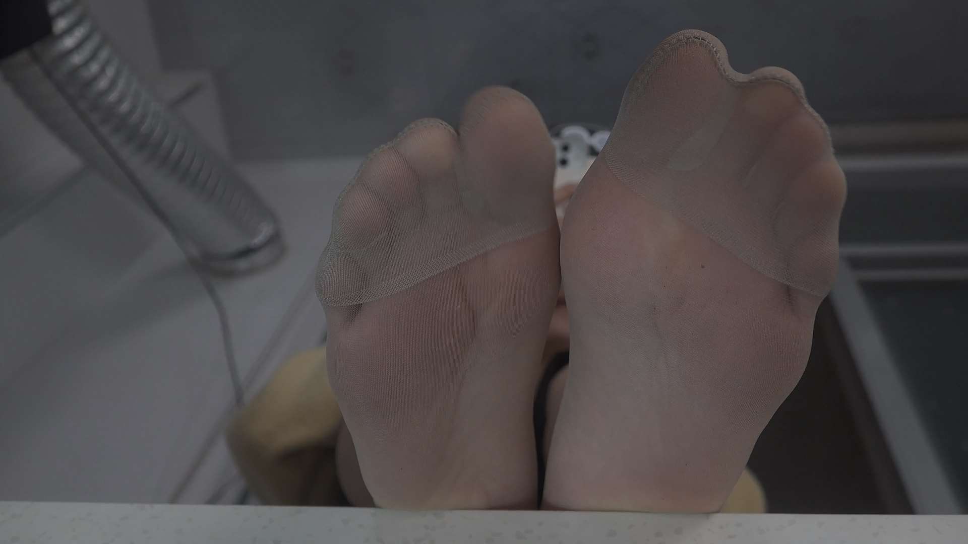 《[视频]露露厨房秀性感丝袜美脚，角度非常迷人》作品图