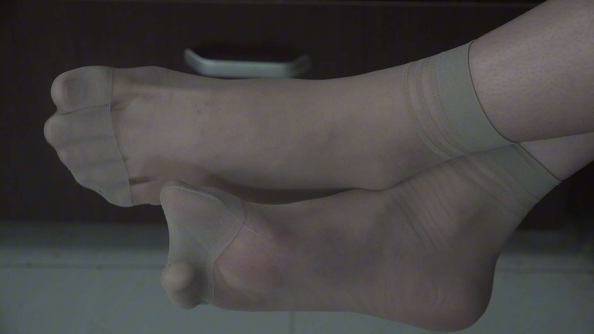 《[视频]露露厨房秀性感丝袜美脚，角度非常迷人》作品图