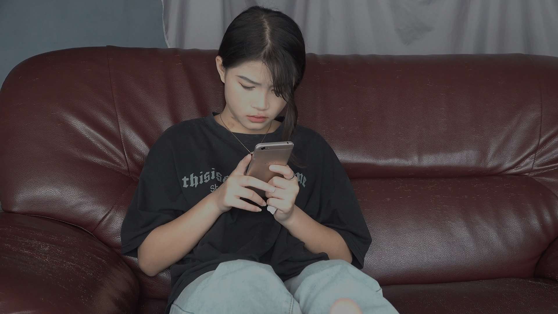 《[视频]子怡美脚踩烟灰，展示脏脏的脚丫》作品图