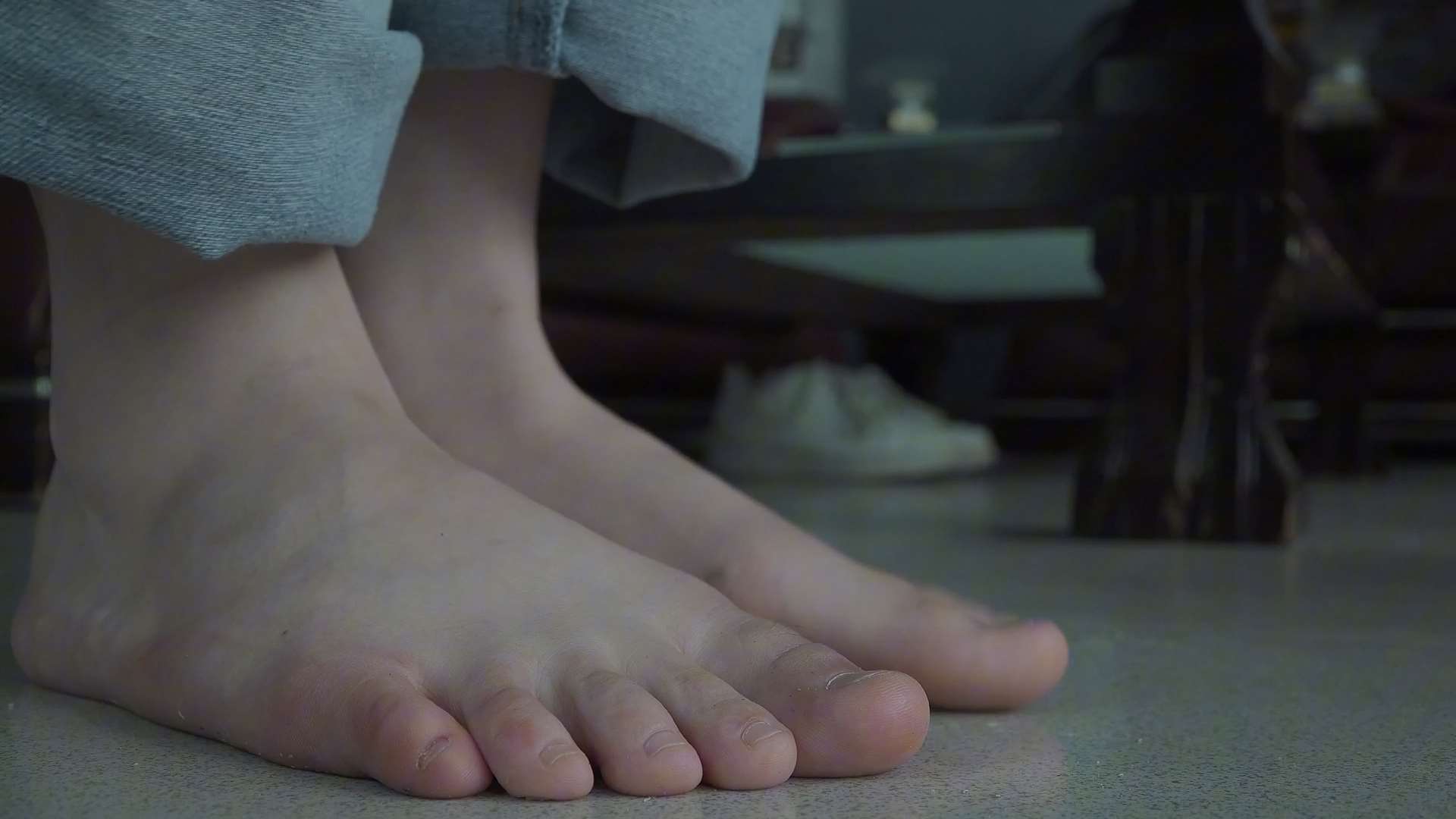 《[视频]子怡美脚踩烟灰，展示脏脏的脚丫》作品图