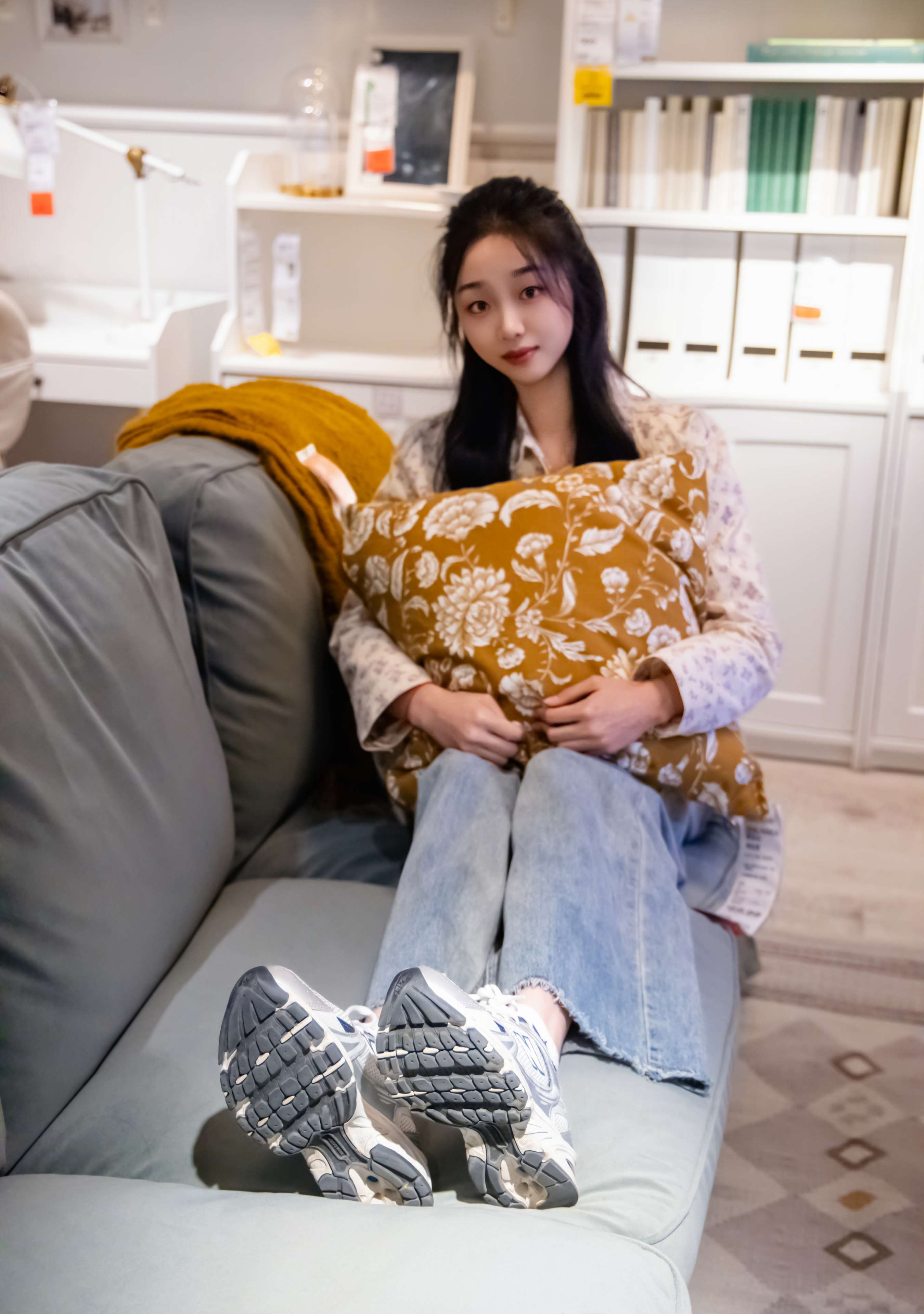 《奶芙 碎花衬衫の白色棉袜、裸足》作品图