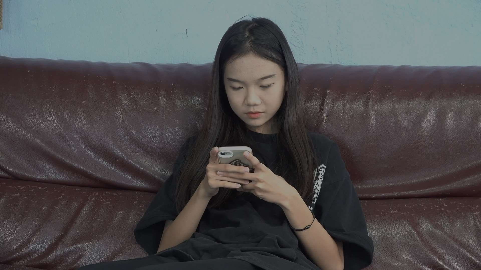 《[视频]高冷美女小樱美脚高跟鞋诱惑，挑鞋玩鞋》作品图