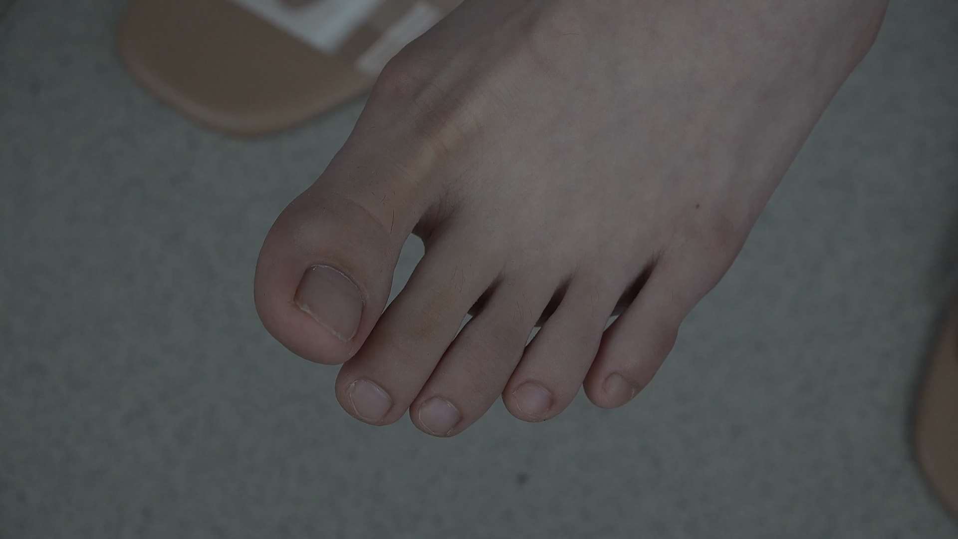 《[视频]高冷美女小樱美脚高跟鞋诱惑，挑鞋玩鞋》作品图