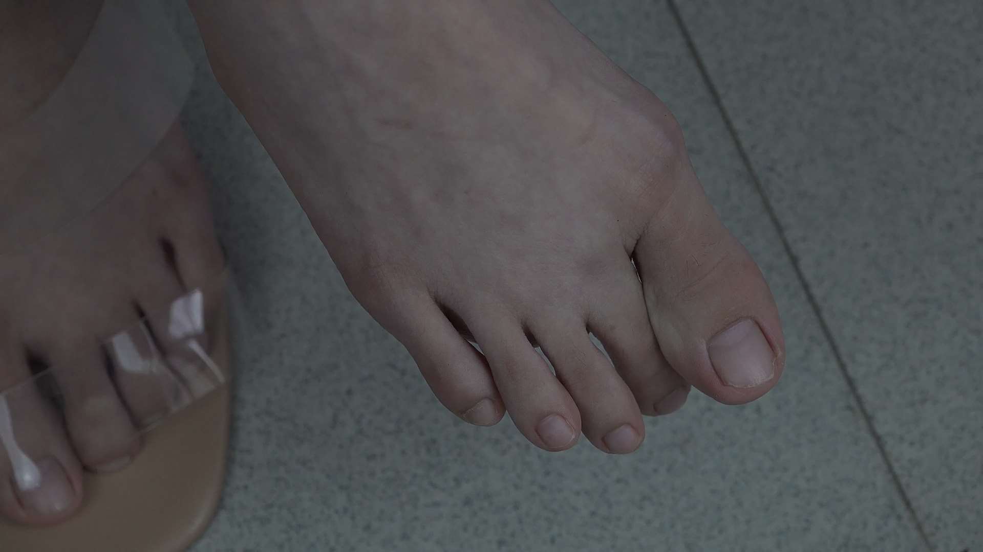 《[视频]高冷美女小樱美脚高跟鞋诱惑，挑鞋玩鞋》作品图