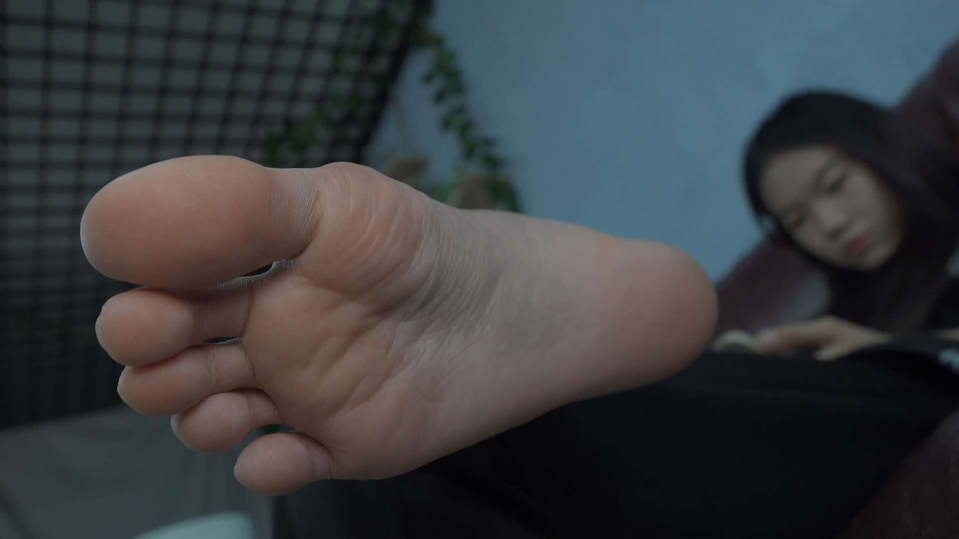 《[视频]高冷美女小樱美脚高跟鞋诱惑，挑鞋玩鞋》作品图