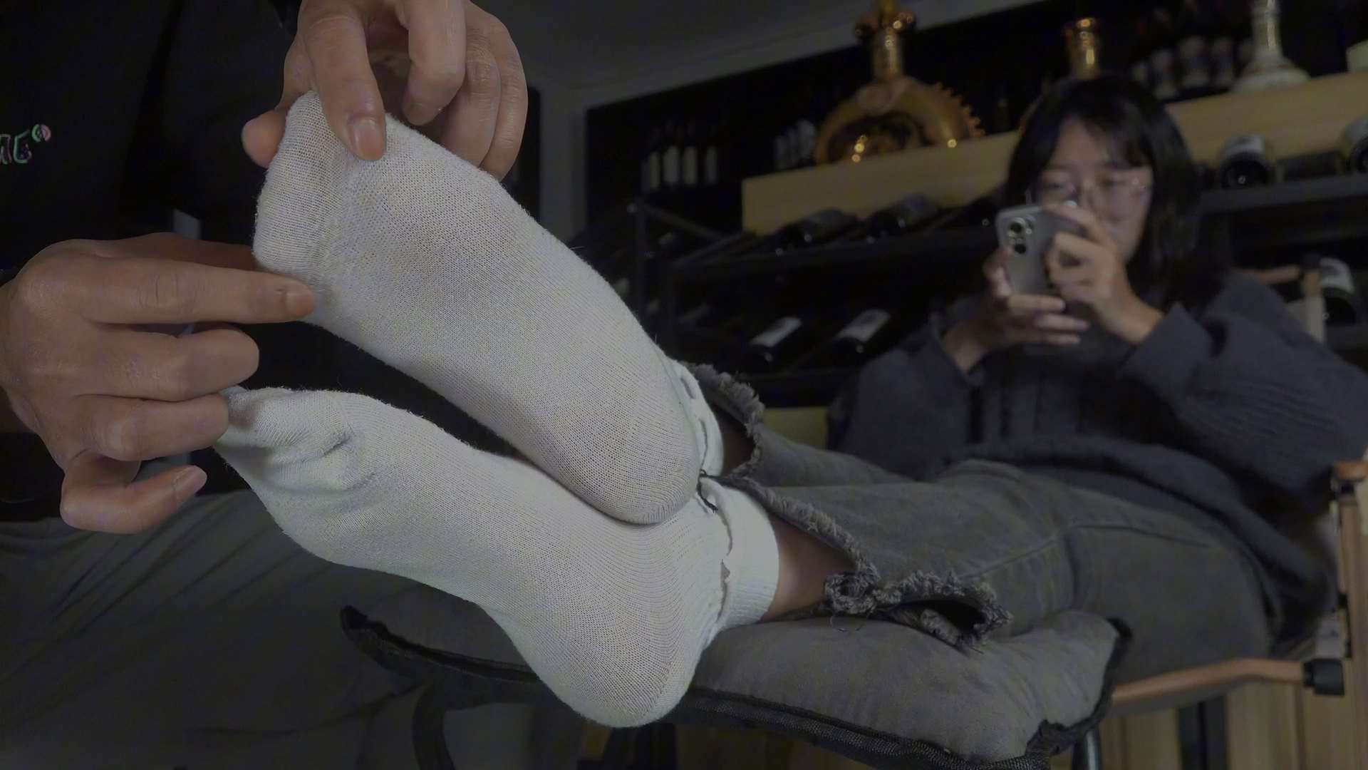 《[视频]把玩糖糖原味棉袜脚丫，随意抚摸手感真好》作品图