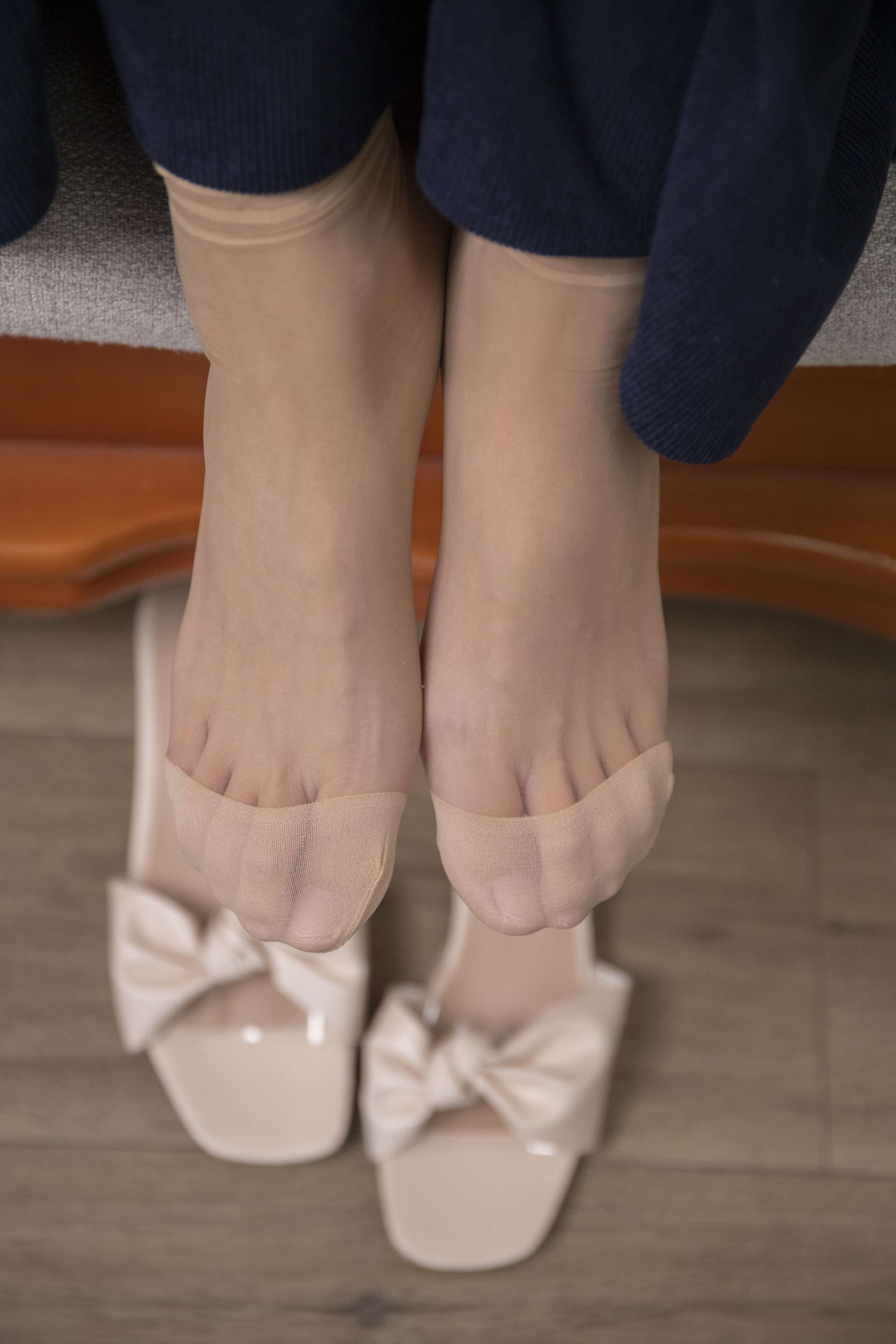 《工厂小妹小琪高跟丝袜美脚挑鞋玩鞋》作品图