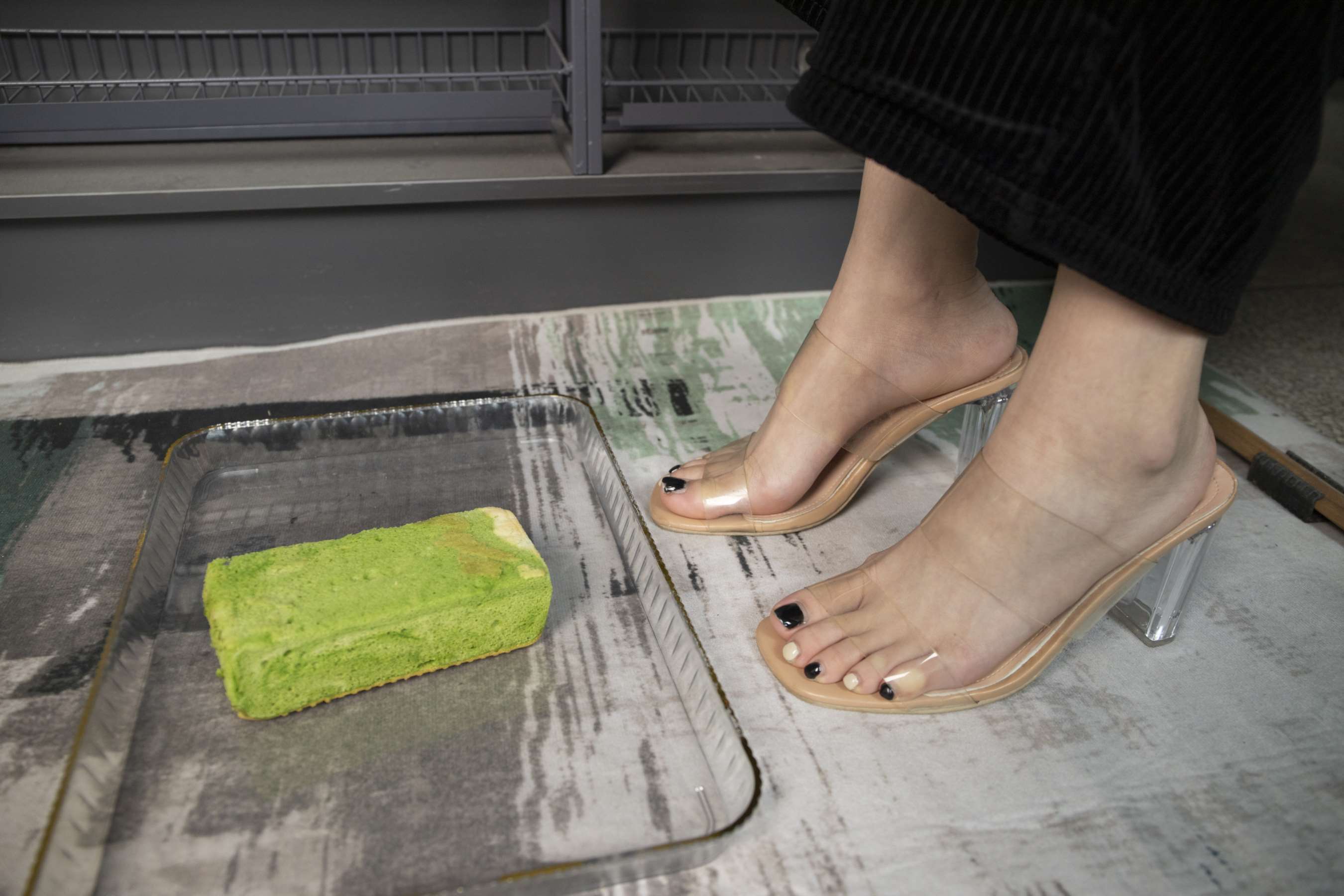 《高冷美女小樱美脚 甜面包，酸奶洗脚，制作美食》作品图