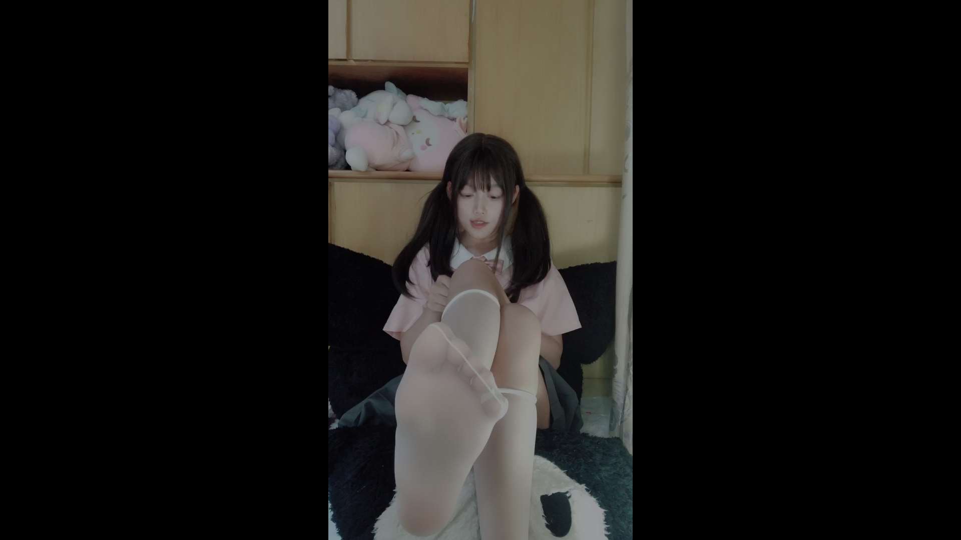 《[寄卖视频]推特极品萝莉水煮鳄鱼直播秀足51v合集一》作品图