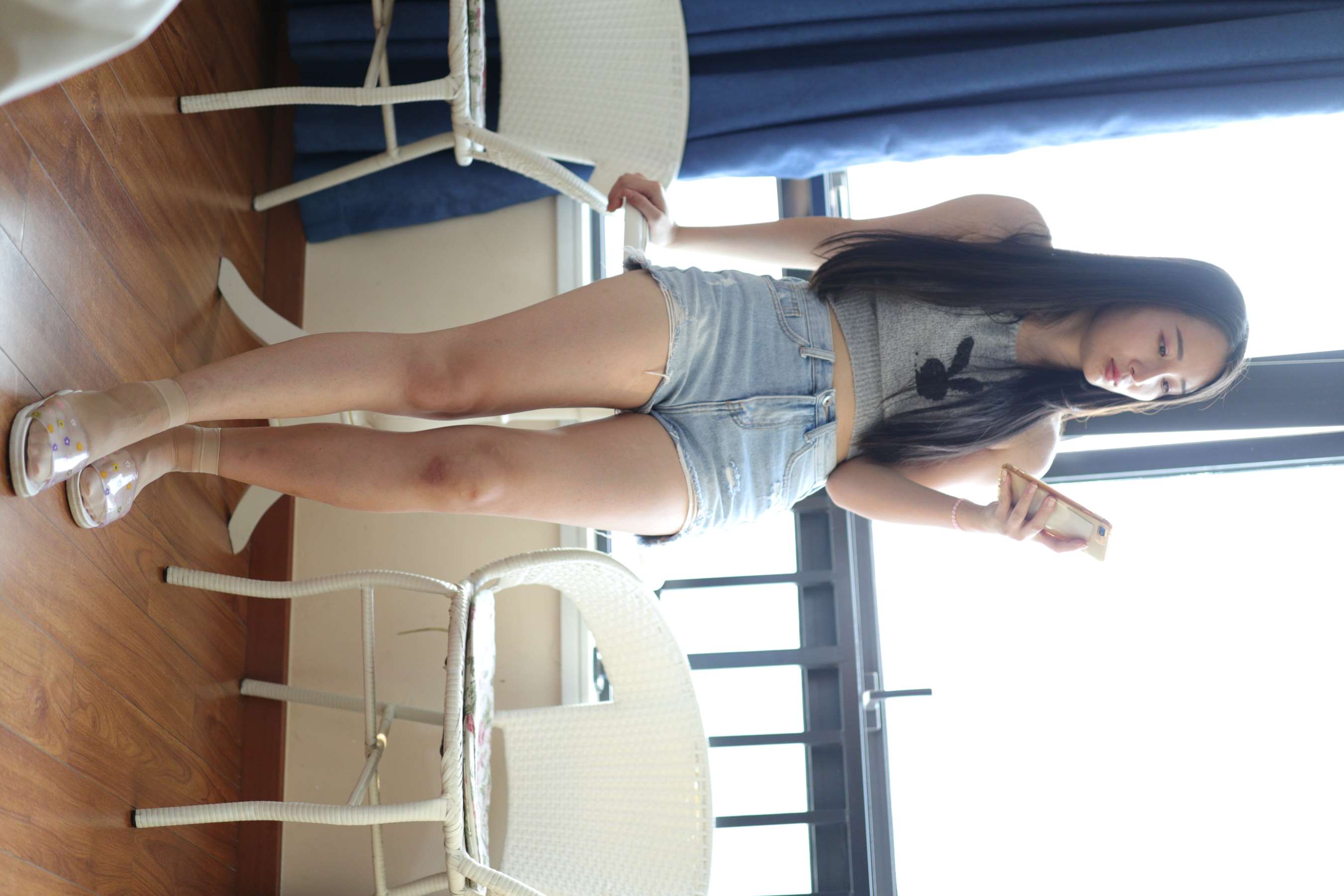 《热裤短丝小妹》作品图