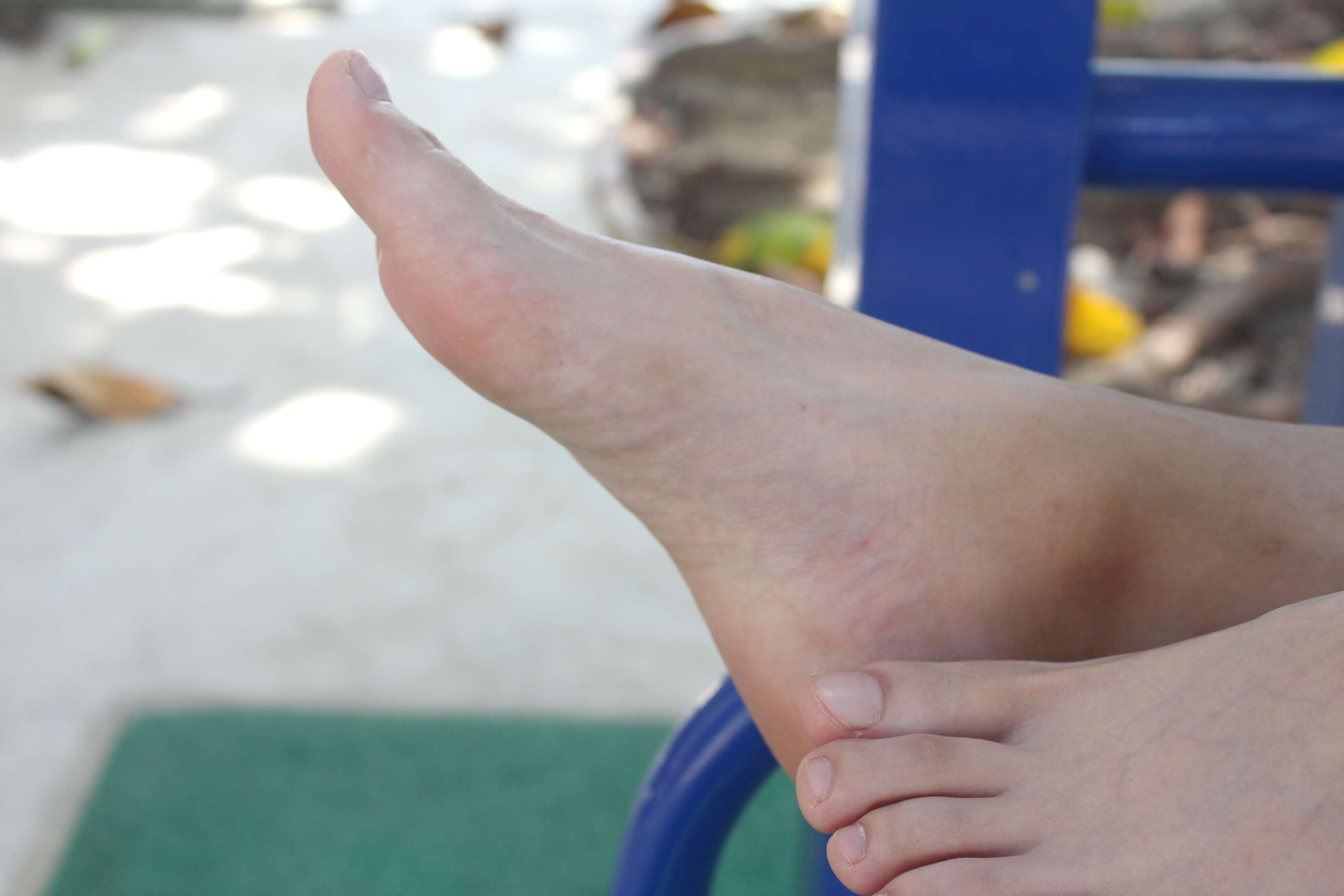 《略为丰满少女的可爱美足》作品图