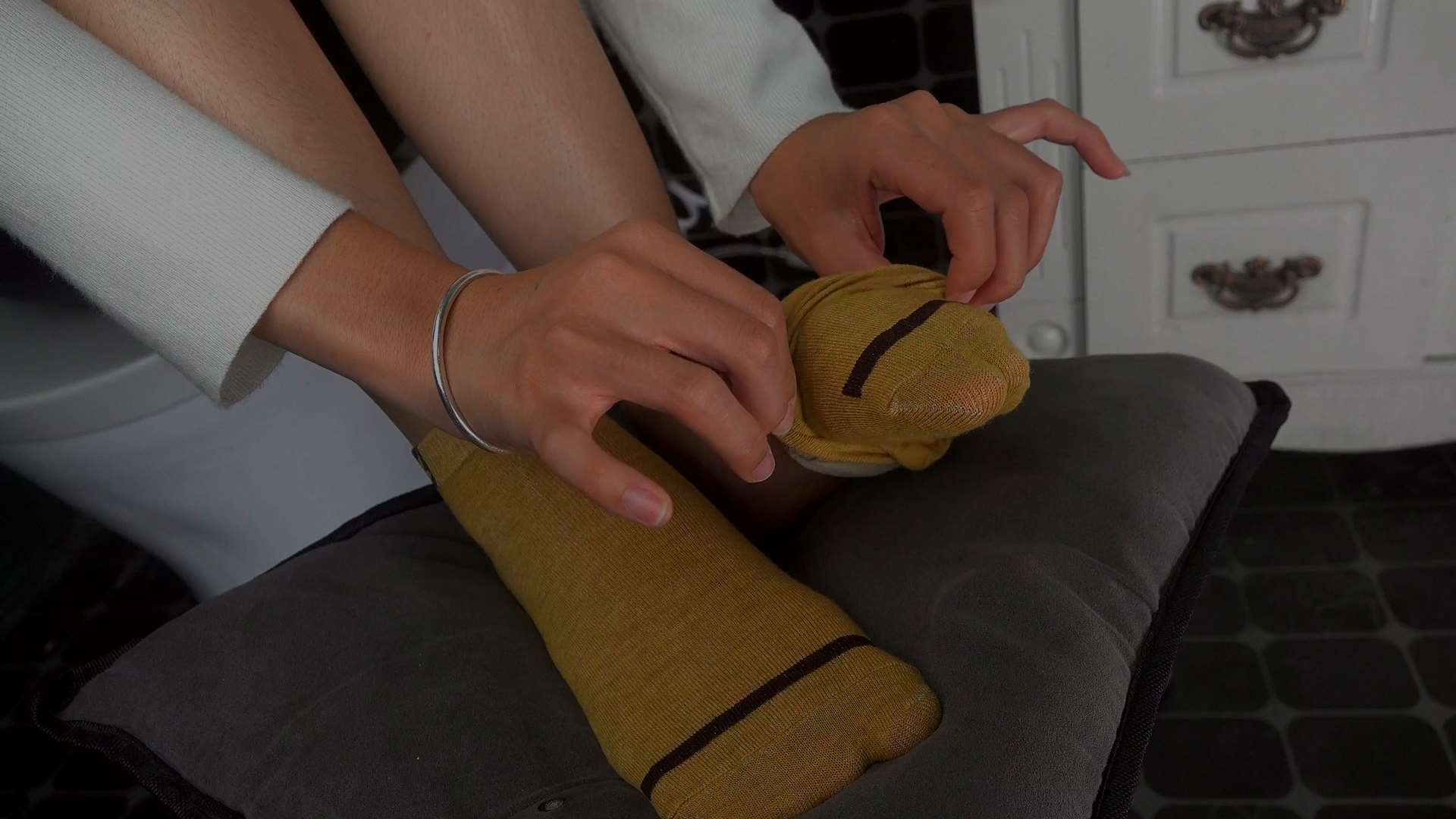 《[视频]浴室把玩小美女露露性感脚丫，非常爽！》作品图