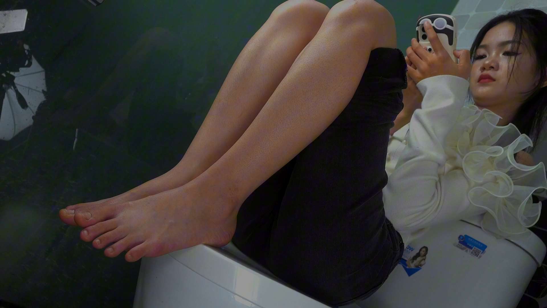 《[视频]浴室把玩小美女露露性感脚丫，非常爽！》作品图