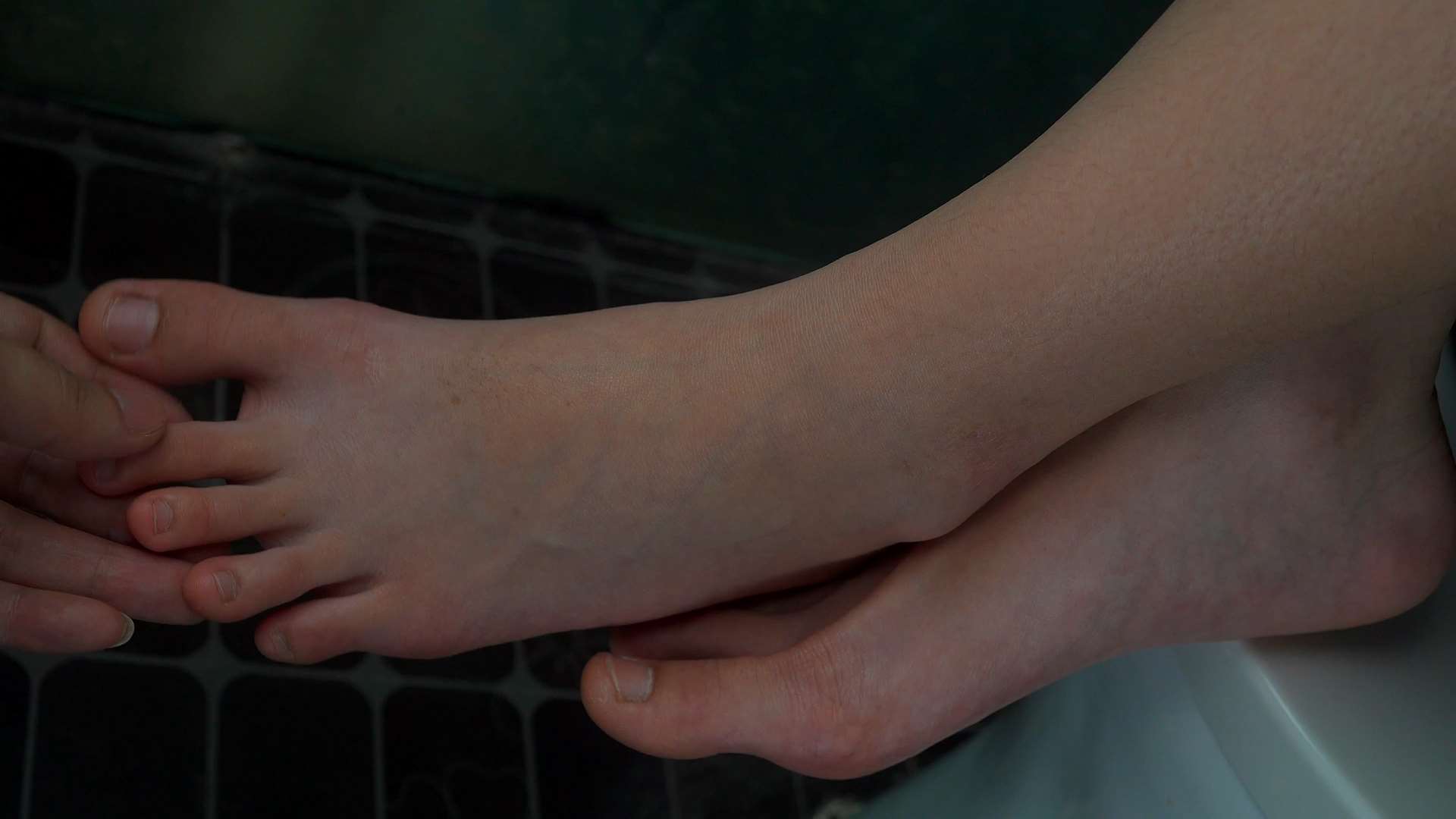 《[视频]浴室把玩小美女露露性感脚丫，非常爽！》作品图