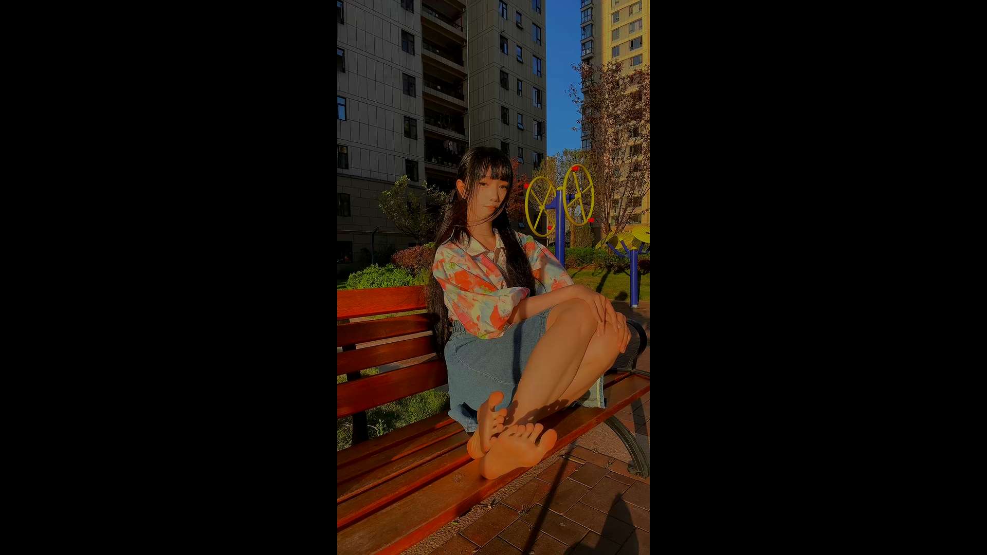 《[视频]抖音博主oo圆圆户外秀玉足第一弹，太嫩了!》作品图